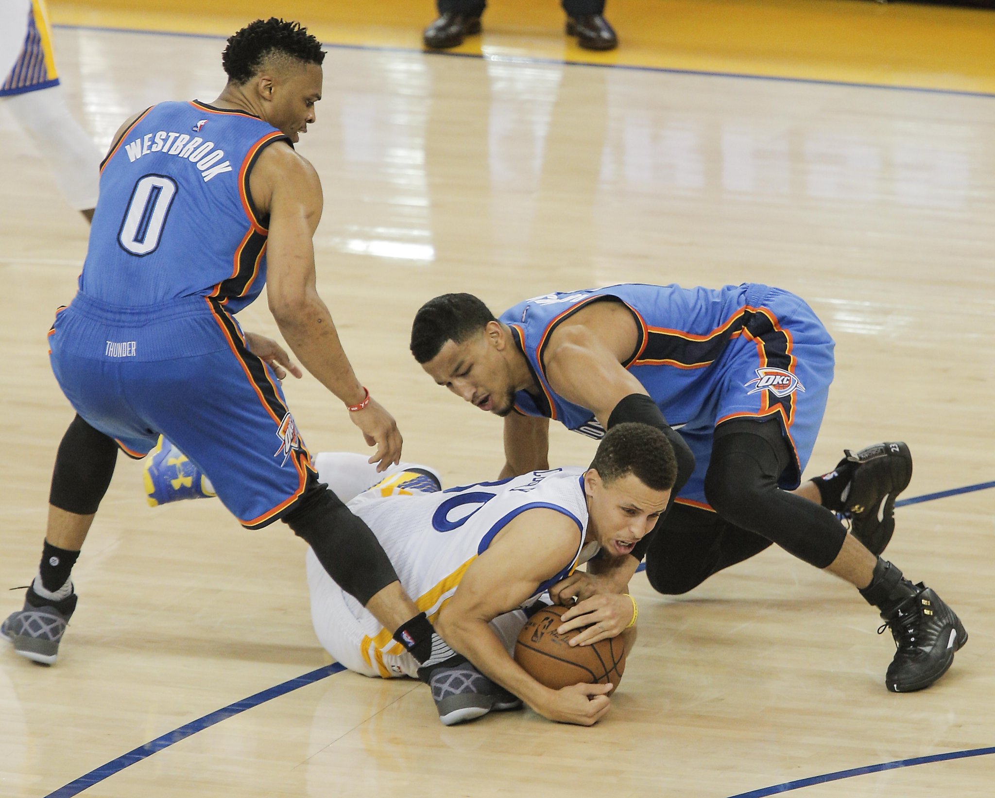 Curry's big night evens Warriors' series with Thunder