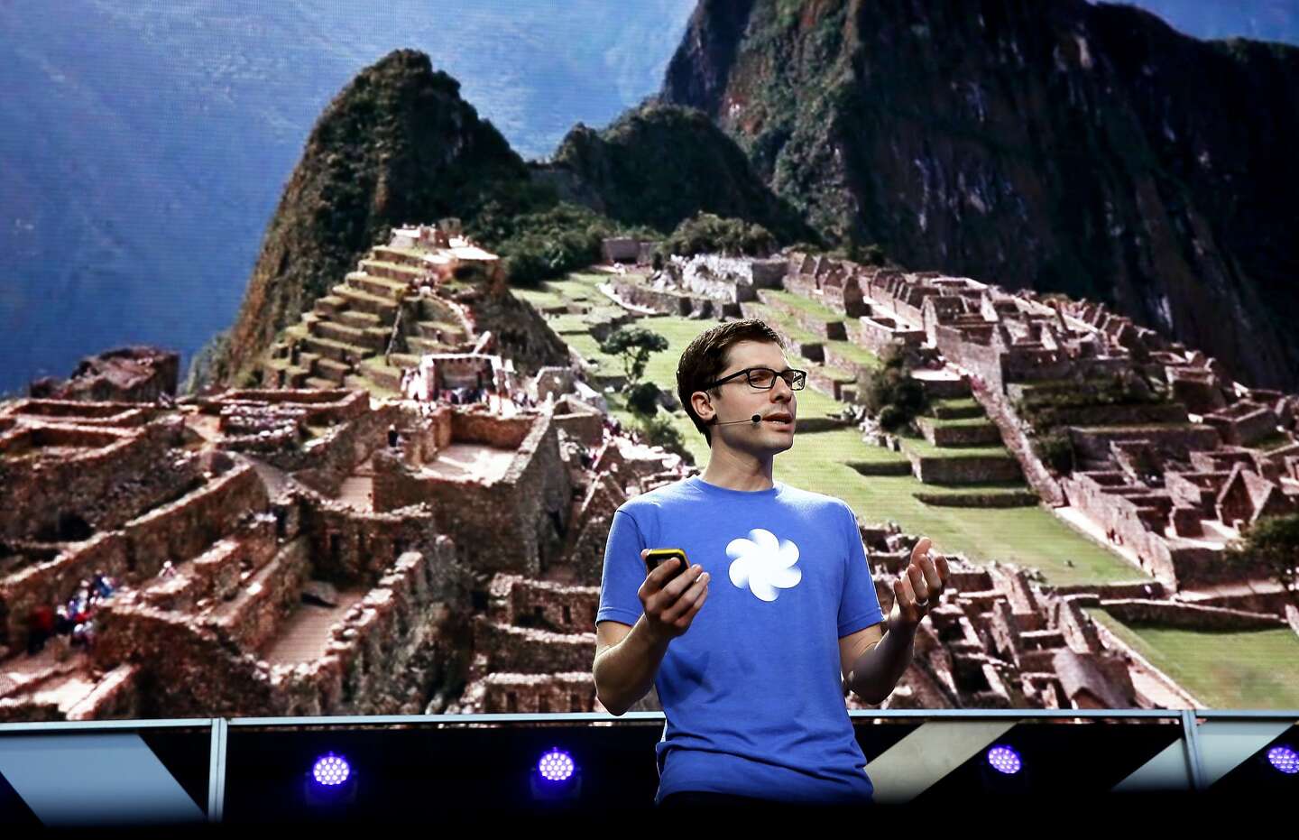 Google expected to unveil phones, VR headset in October