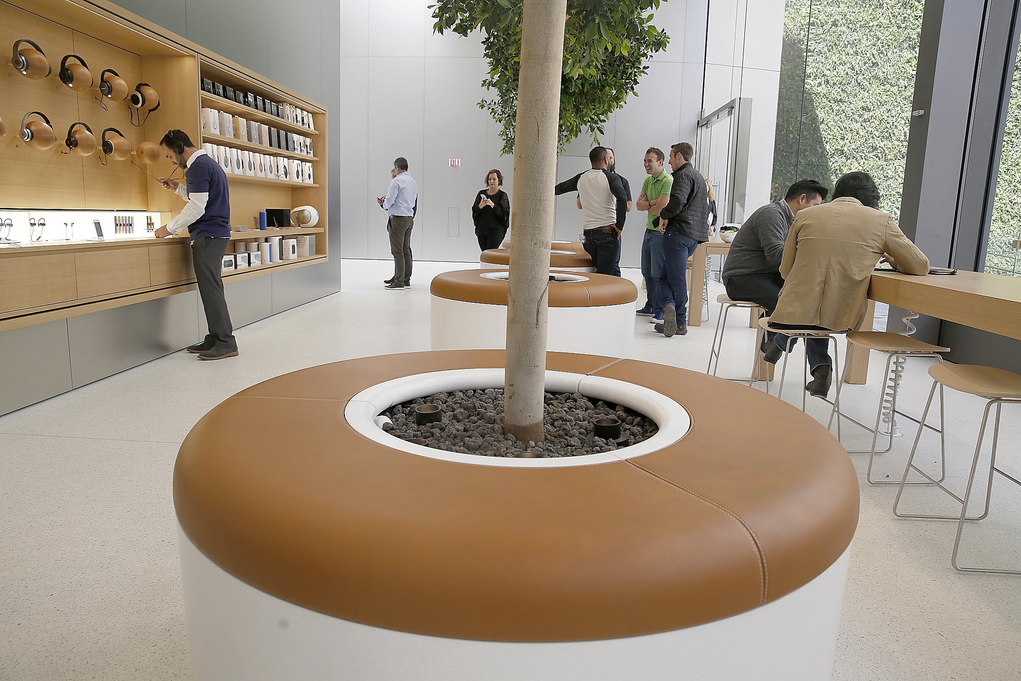 Apple Hopes Sf Flagship Will Encourage Customers To Linger