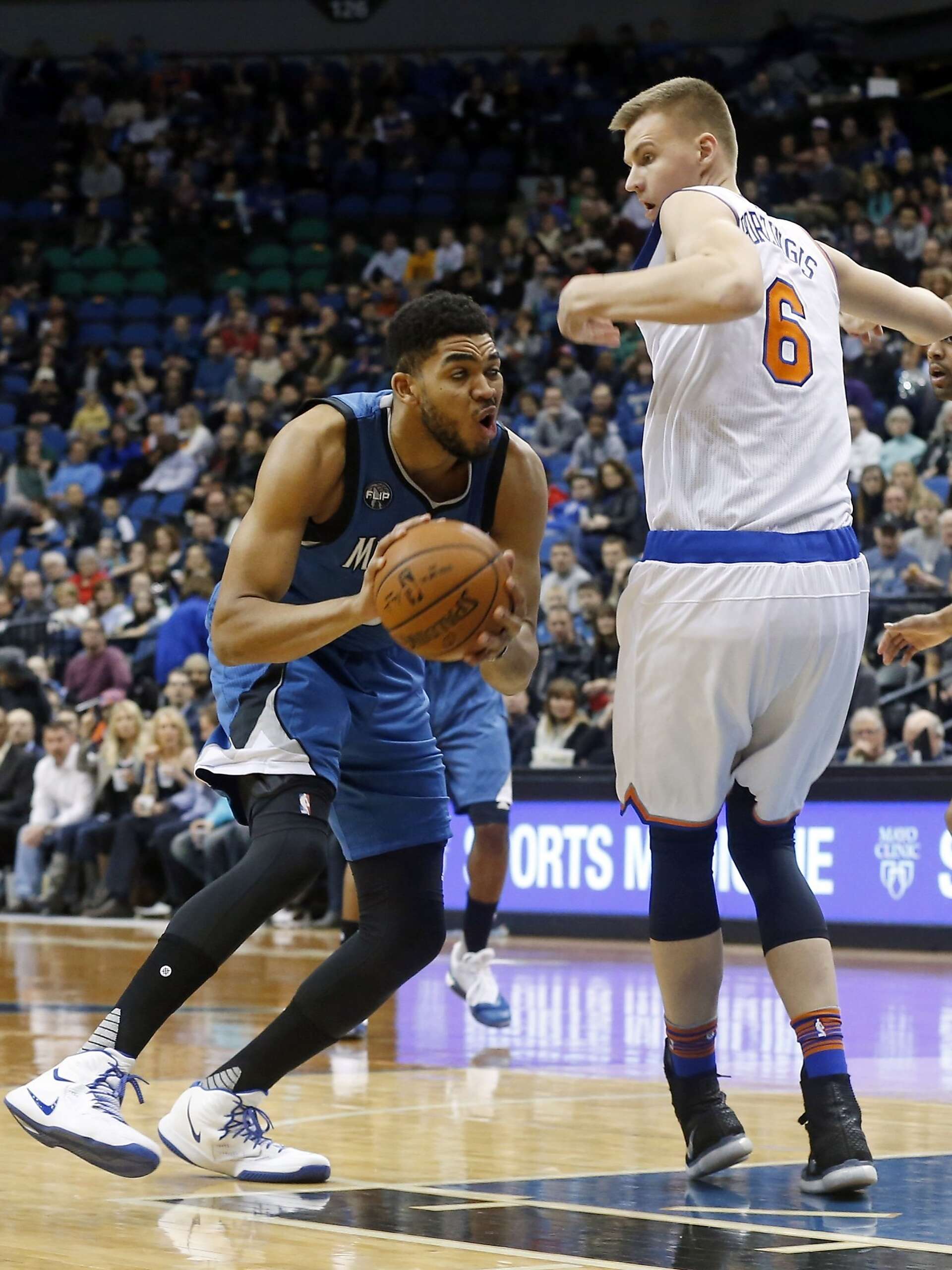 Bugatti Veyron. A Quest For Perfection By Roach, Martin: Hardback (2011) 1st Edition. | Adelaide Booksellers