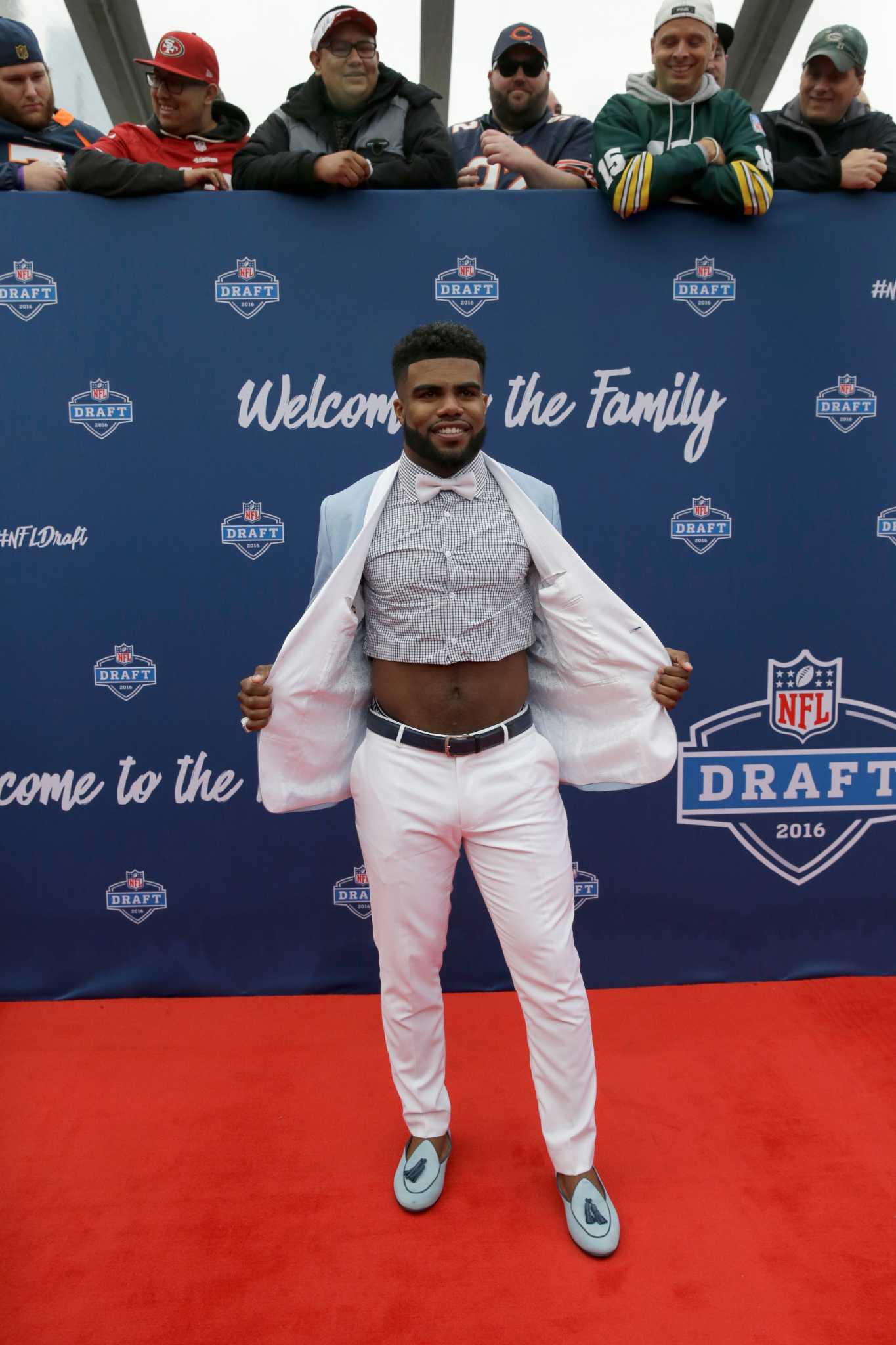 Cowboys' Top Pick Ezekiel Elliott Wins NFL Draft Red Carpet With Crop-Top  Shirt