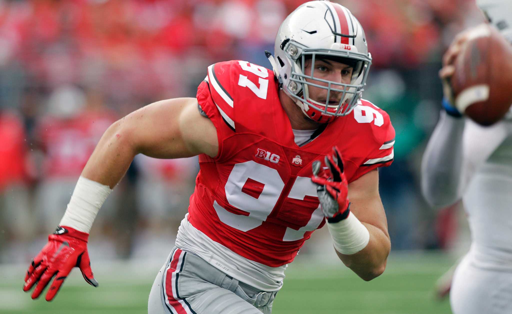 Cowboys OL mocks Ezekiel Elliott in crop-top jersey