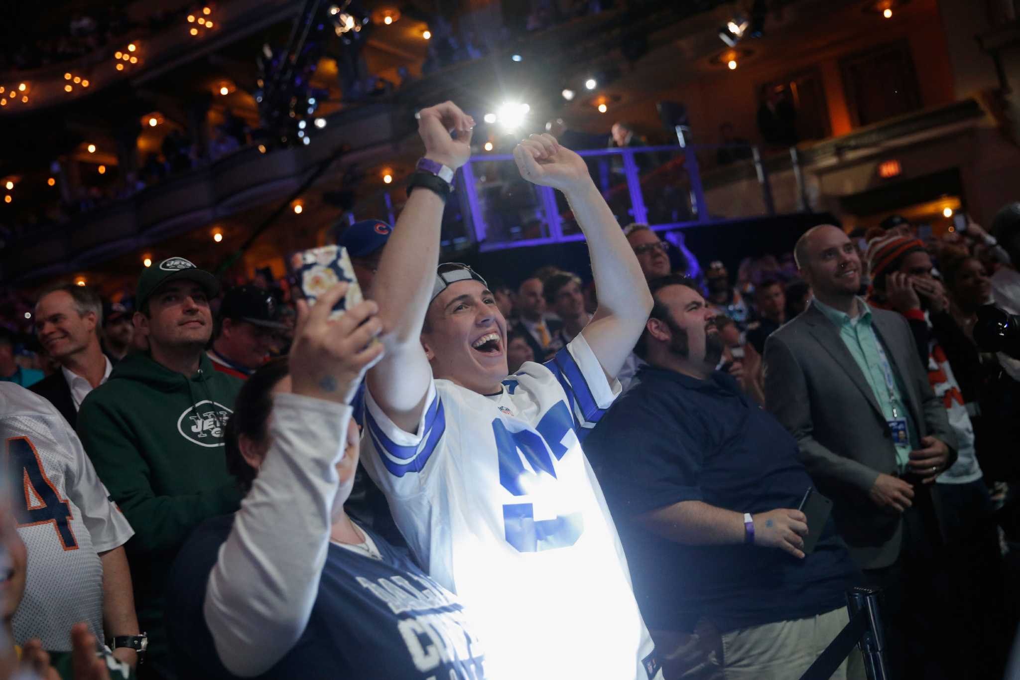 Cowboys' Top Pick Ezekiel Elliott Wins NFL Draft Red Carpet With Crop-Top  Shirt