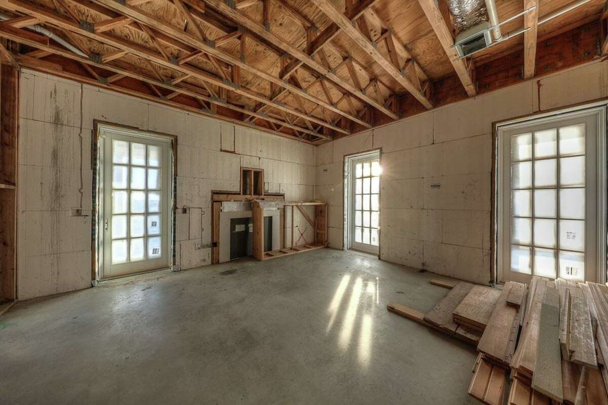 'Hurricane proof' lighthouse and home hit the market in Anahuac,Texas