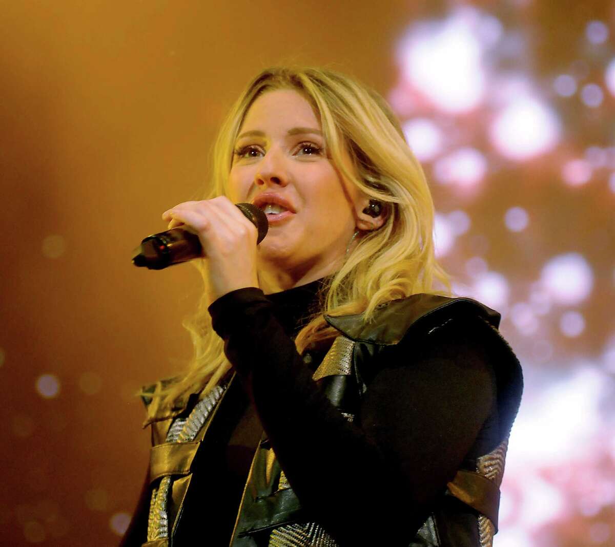 Goulding dazzles Houston fans in Delirium tour