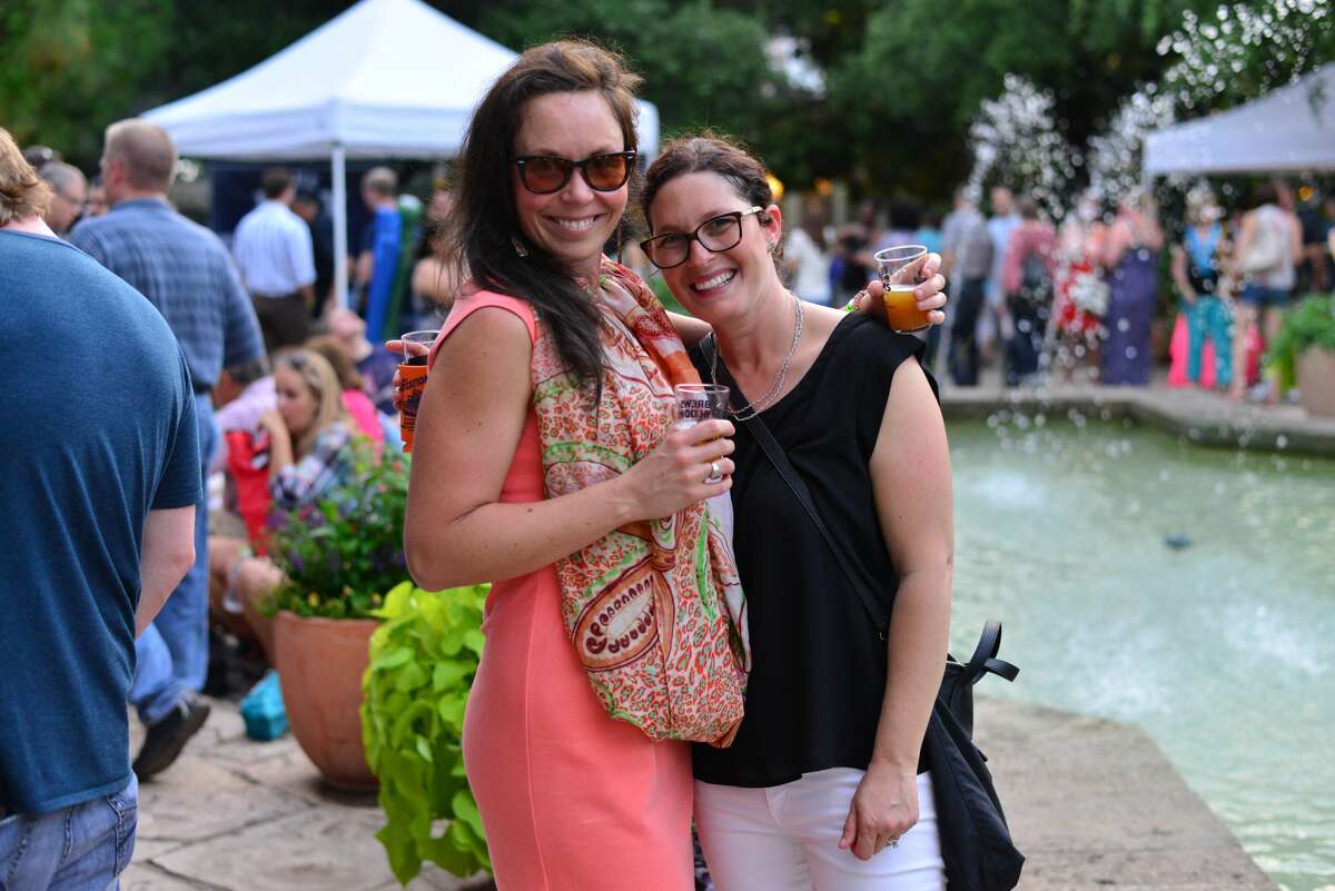 Flowers and beer are not two things that you normally think would go together. But that’s just lies! Anything and beer goes together. The San Antonio Botanical Garden proved just that Saturday, May 21, 2016, during its annual Brews and Blooms event.