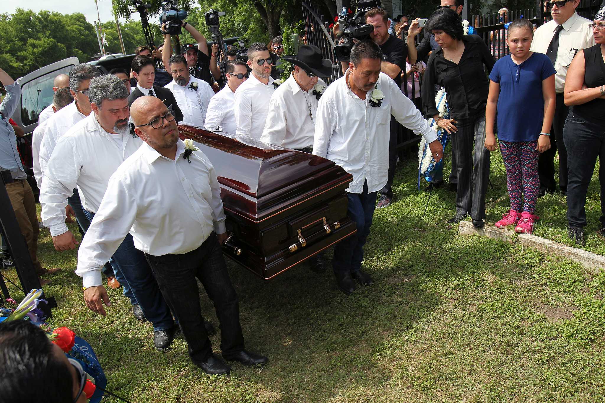 Song fills the air at Emilio Navaira’s funeral - ExpressNews.com