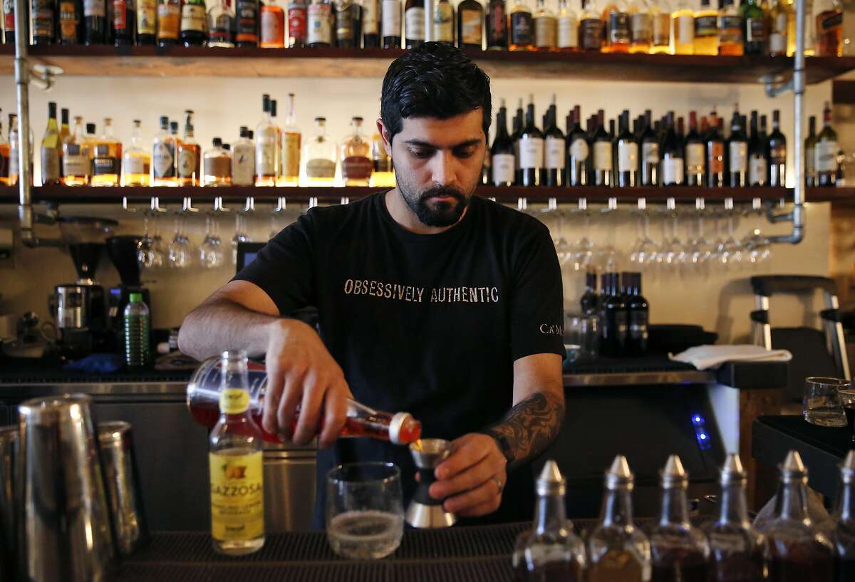 酒保Oswaldo冈萨雷斯演示了如何让一个喷在Ca 'Momi餐馆“鸡尾酒di酒”5月17日在加州纳帕,2016。