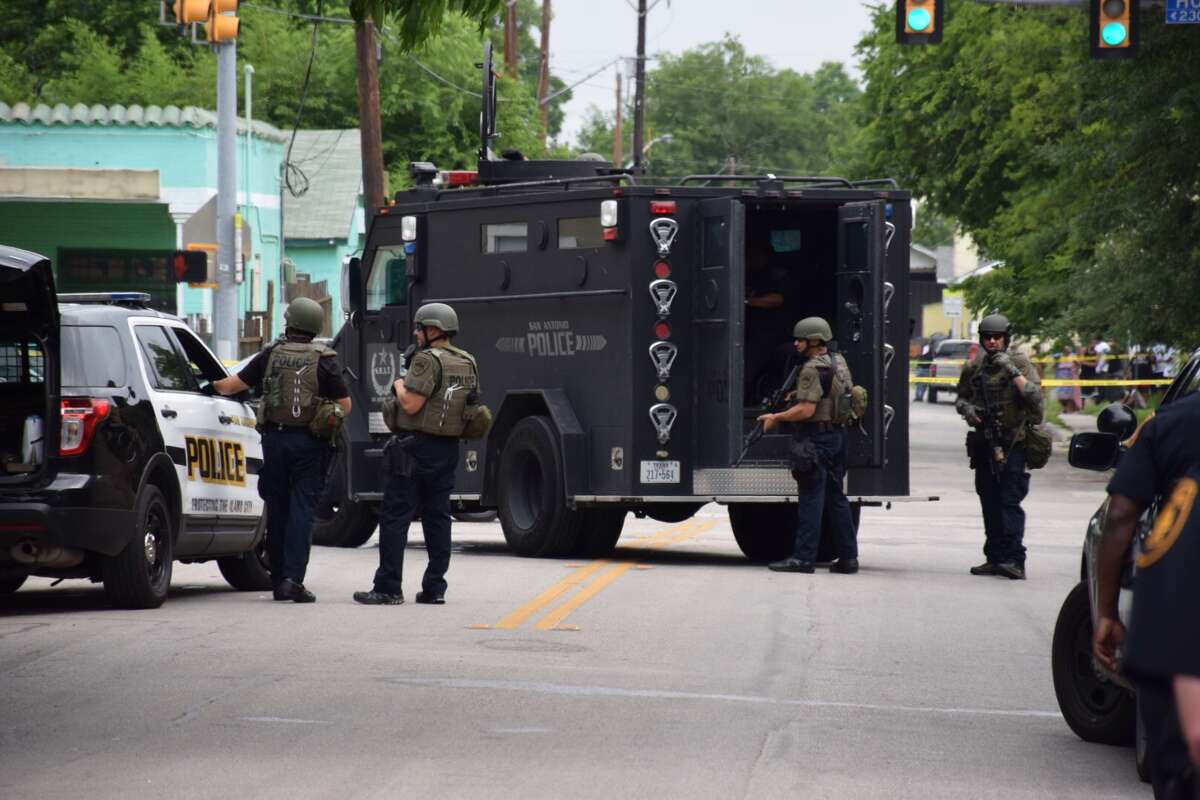 Shooting suspect leaves apartment with hands up after brief standoff ...