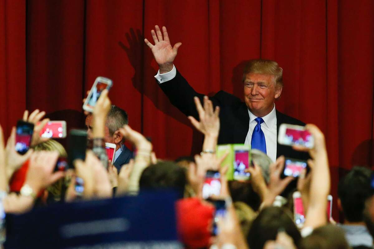 Republican presidential candidate Donald Trump waves to the crowd at a fundraising event in Lawrenceville, New Jersey on May 19, 2016. / AFP PHOTO / EDUARDO MUNOZ ALVAREZEDUARDO MUNOZ ALVAREZ/AFP/Getty Images