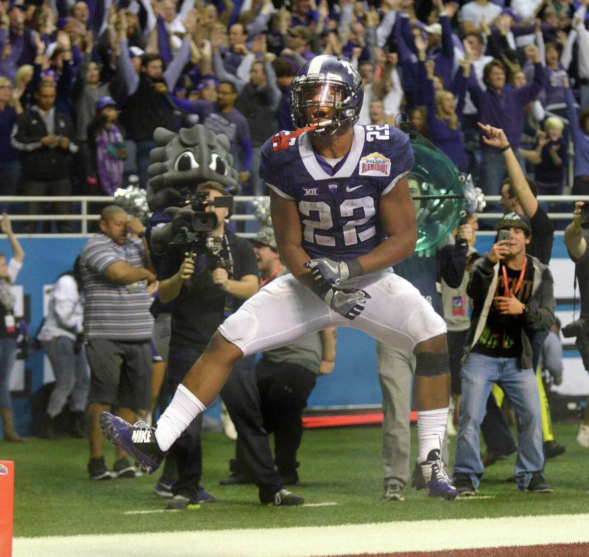TCU running back Aaron Green celebrates after scoring a touchdown against Oregon in the 2016 Valero Alamo Bowl. A reader says Derrick Fox, president and CEO of the Alamo Bowl, makes too much money, especially compared to public officials with more important duties.