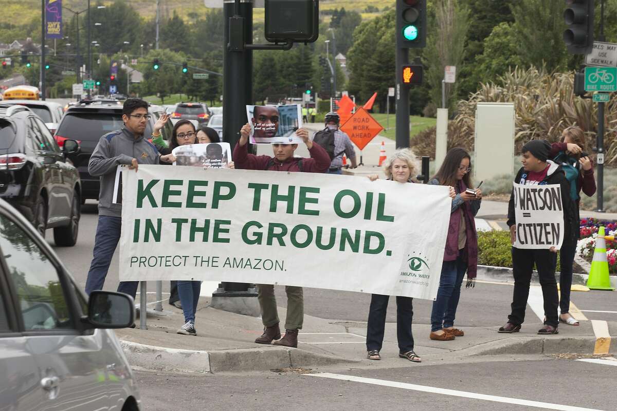 Various environmental groups gathered to protest the annual Chevron shareholders meeting outs side the Chevon headquarters in San Ramon, California, USA 25 May 2016. (Peter DaSilva/Special to The Chronicle)
