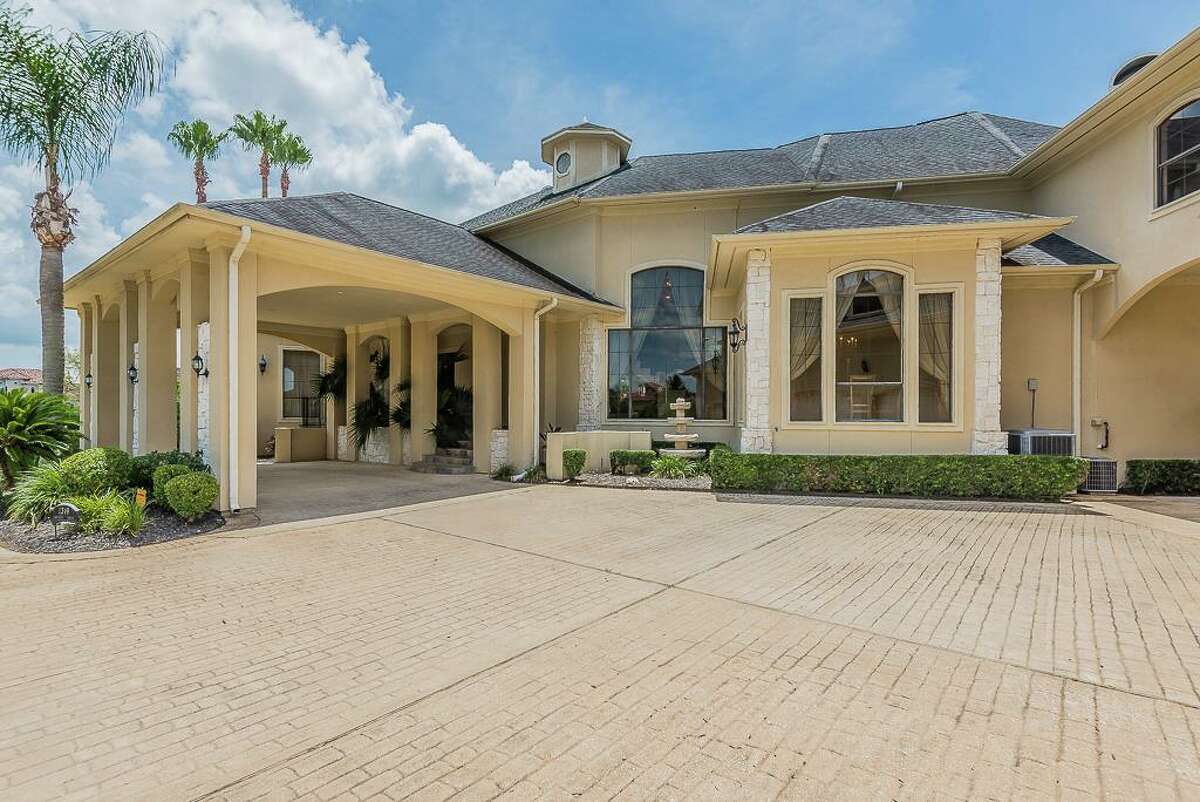 Tour lakefront Houstonarea homes for sale now