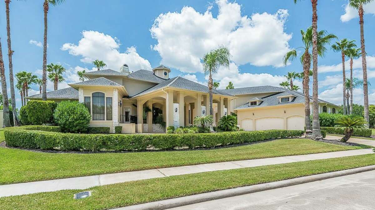 Tour lakefront Houstonarea homes for sale now