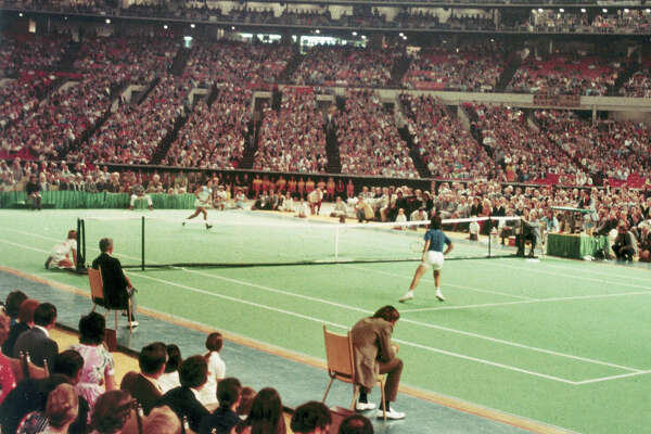 Resultat d'imatges de 1973 In a pro tennis bout dubbed "The Battle of the Sexes," Billie Jean King beats Bobby Riggs at the Houston Astrodome in Texas.