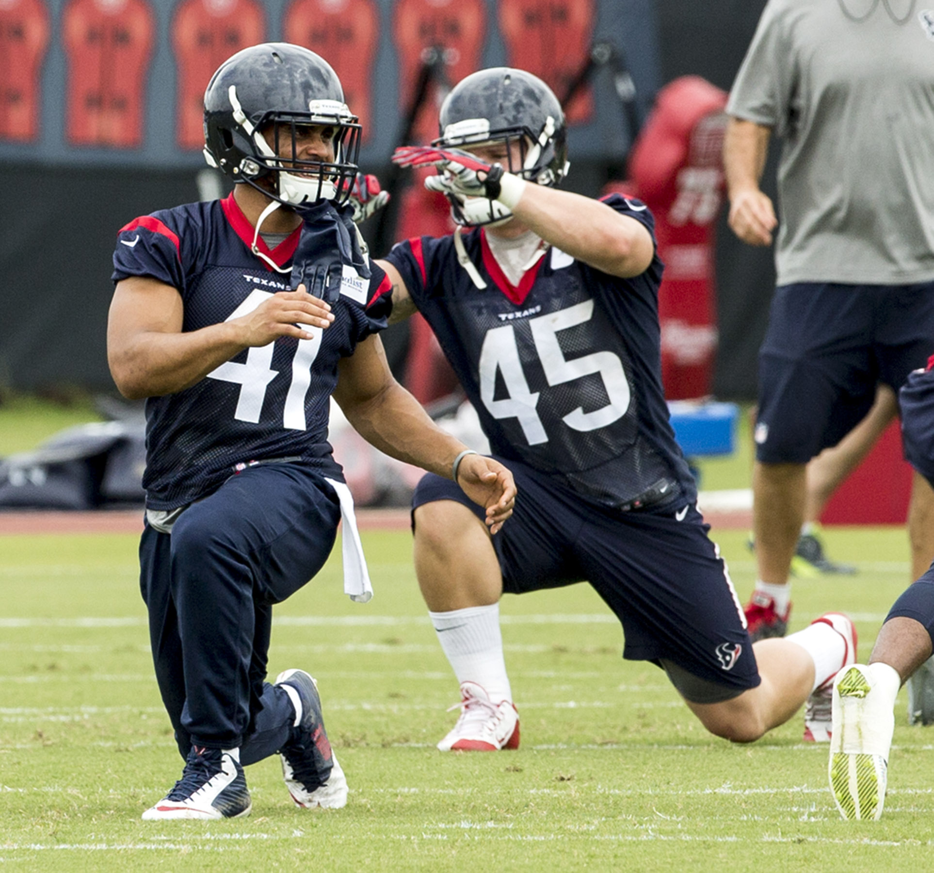 Texans' Jadeveon Clowney salutes ex-teammate Brian Cushing