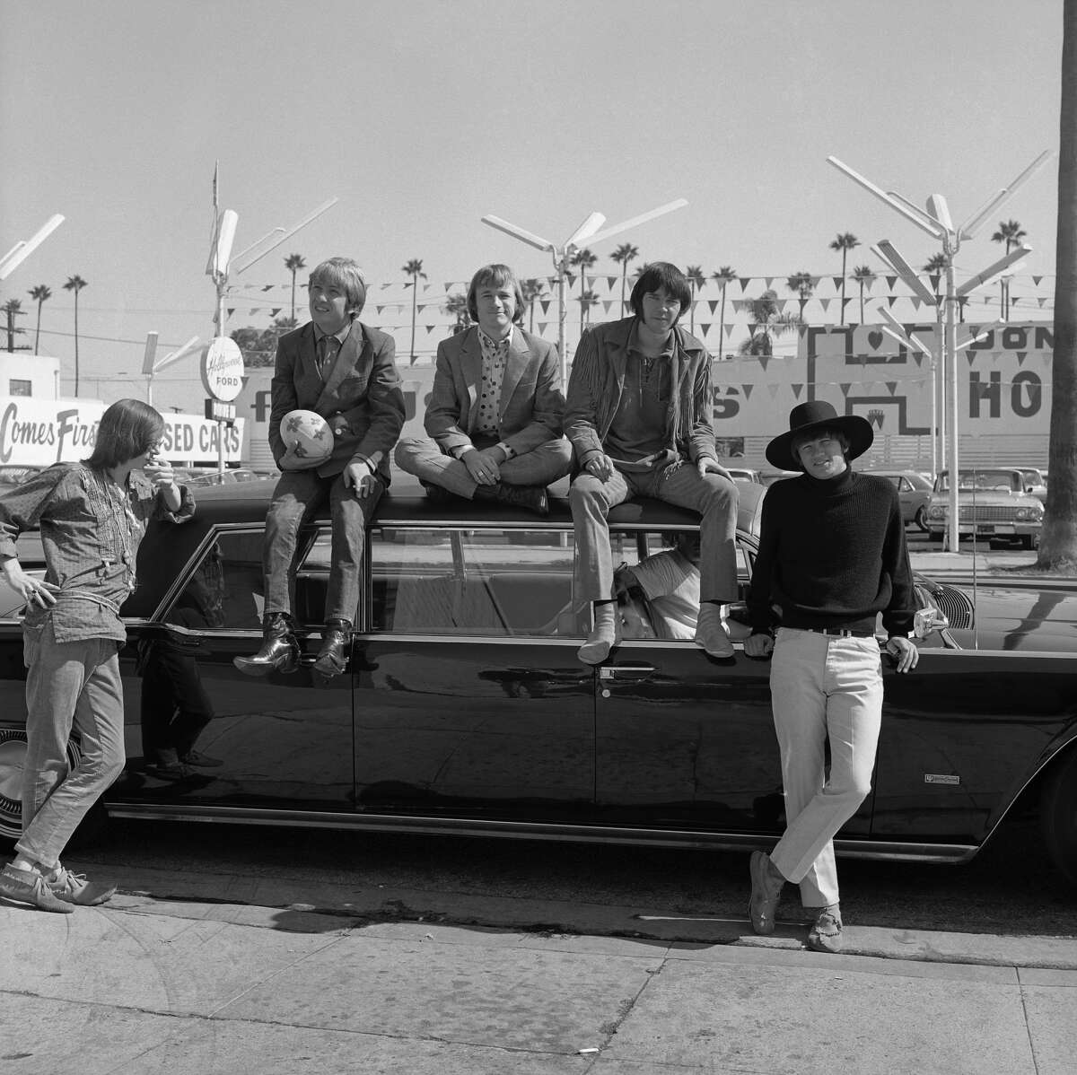 1966年，洛杉矶，超级巨星组合“布法罗斯普林菲尔德”坐在一辆汽车上拍照。(左至右)布鲁斯·帕尔默、杜威·马丁、斯蒂芬·斯蒂尔斯、尼尔·杨、里奇·弗莱。