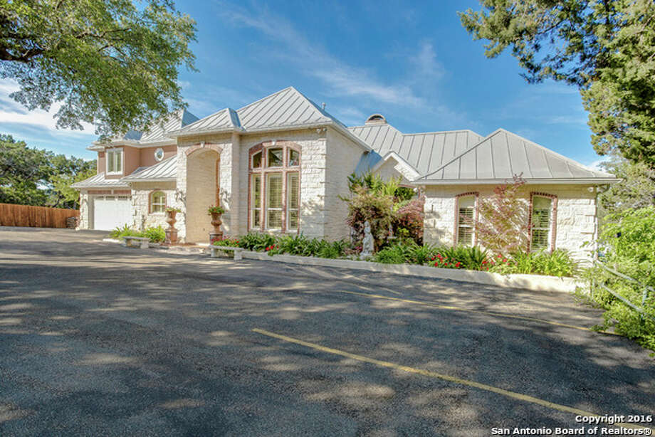 9 waterfront homes for sale at the completely full Medina Lake San