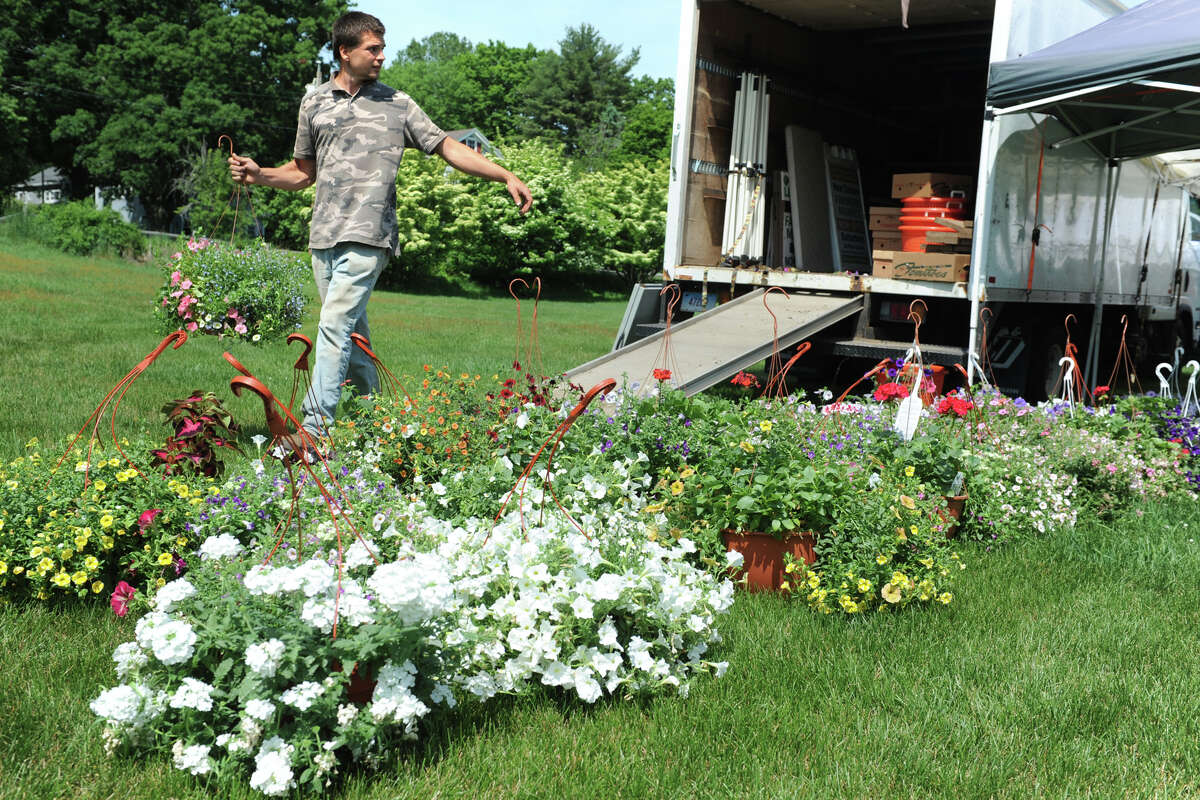 Trumbull Farmers’ Market working through traffic issues
