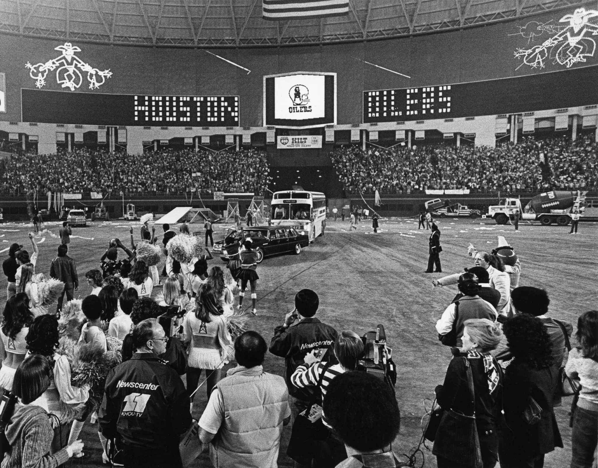 11/20/1978 - Miami Dolphins at the Houston Oilers. Oilers Earl Campbell's  81-yard TD run in fourth quarter at the Houston Astrodome. Earl Campbell,  the Tyler Rose, ended his most glorious game as