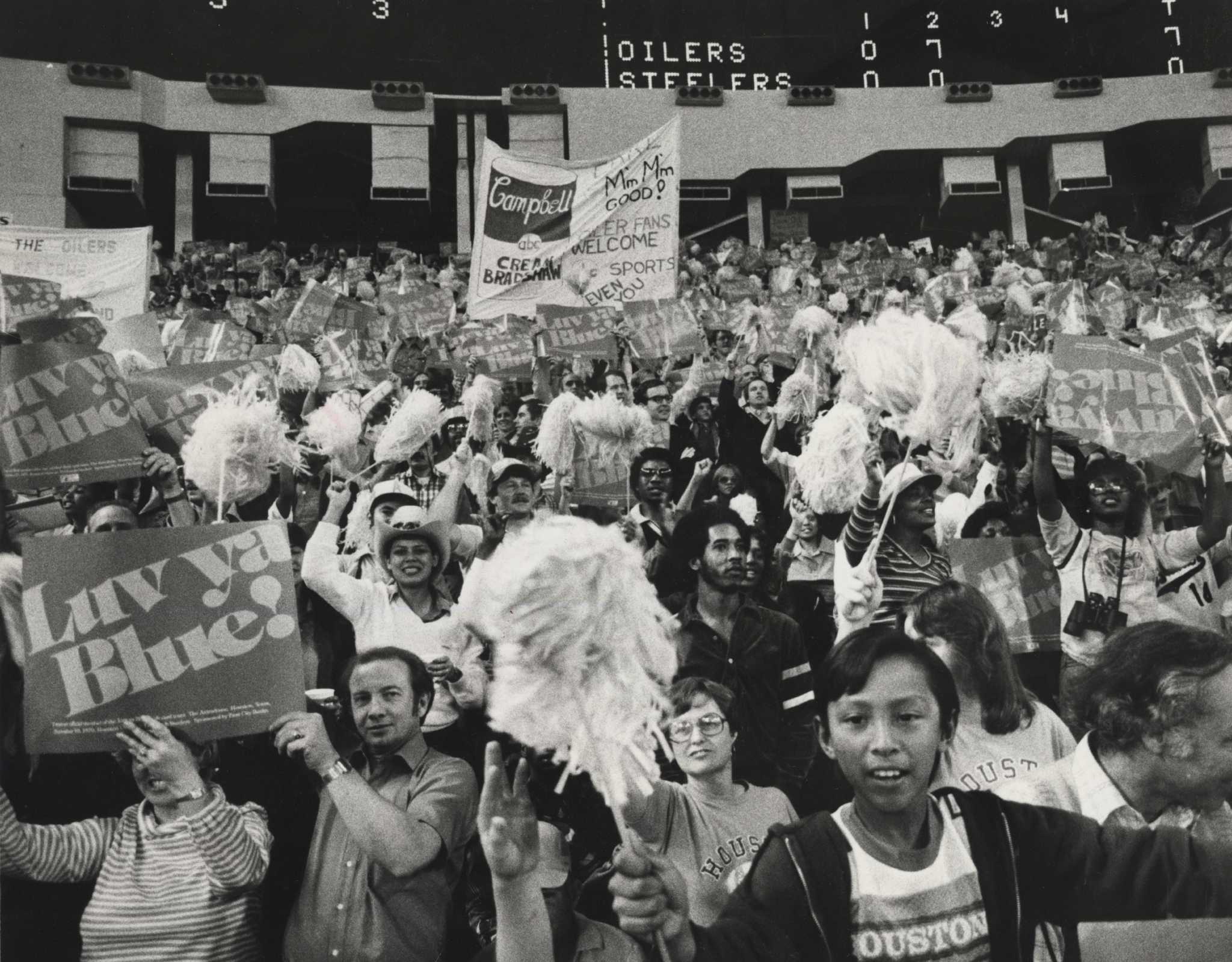 PHOTOS: 'Luv ya Blue' Houston Cougars honor Oilers history with