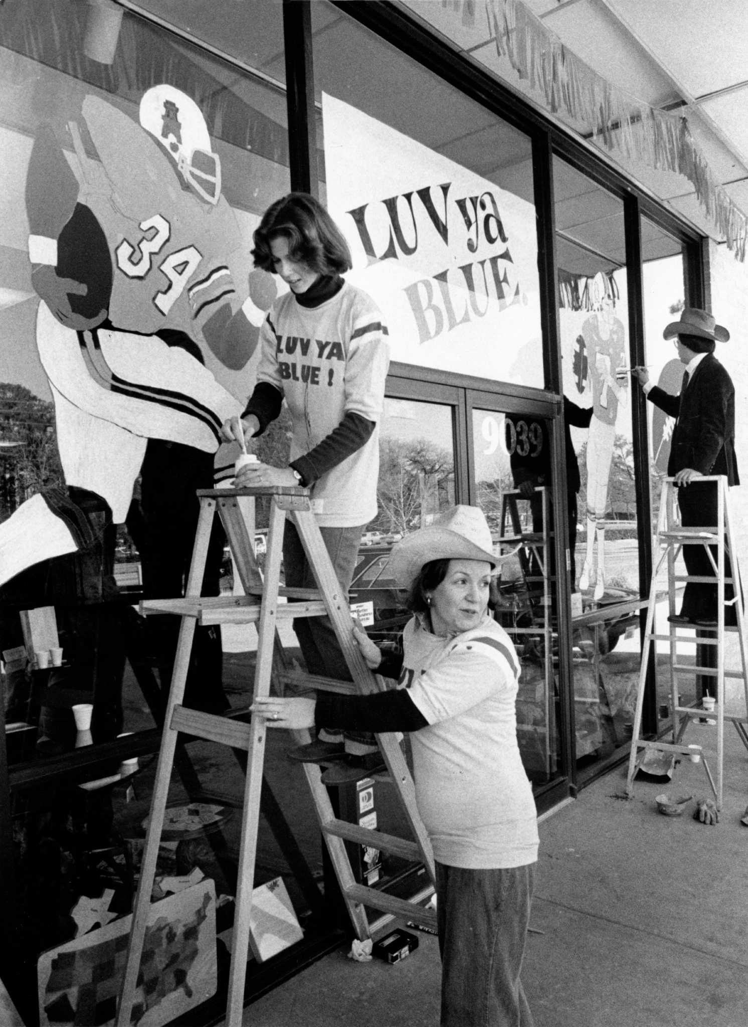 PHOTOS: 'Luv ya Blue' Houston Cougars honor Oilers history with popular  color scheme