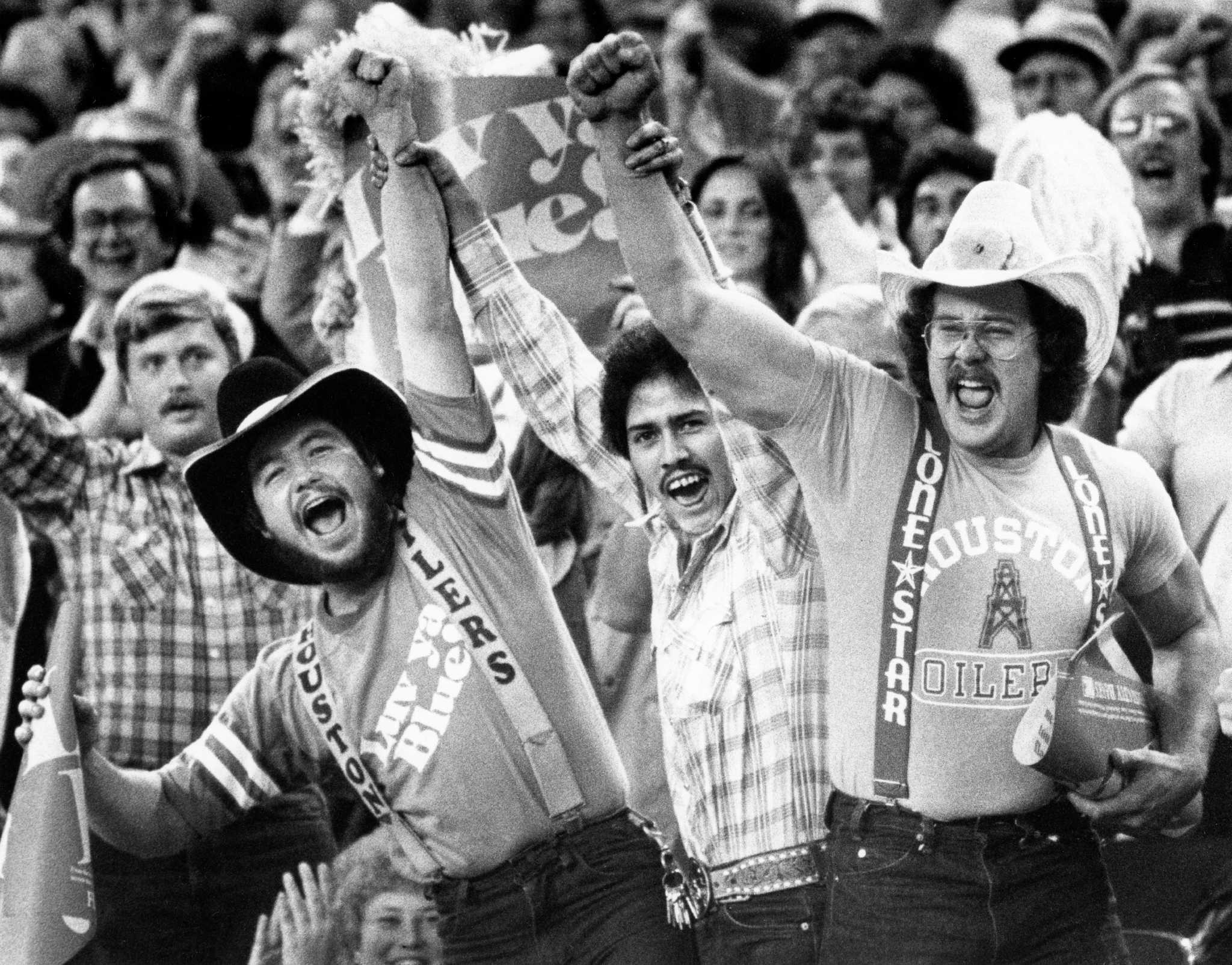 PHOTOS: 'Luv ya Blue' Houston Cougars honor Oilers history with