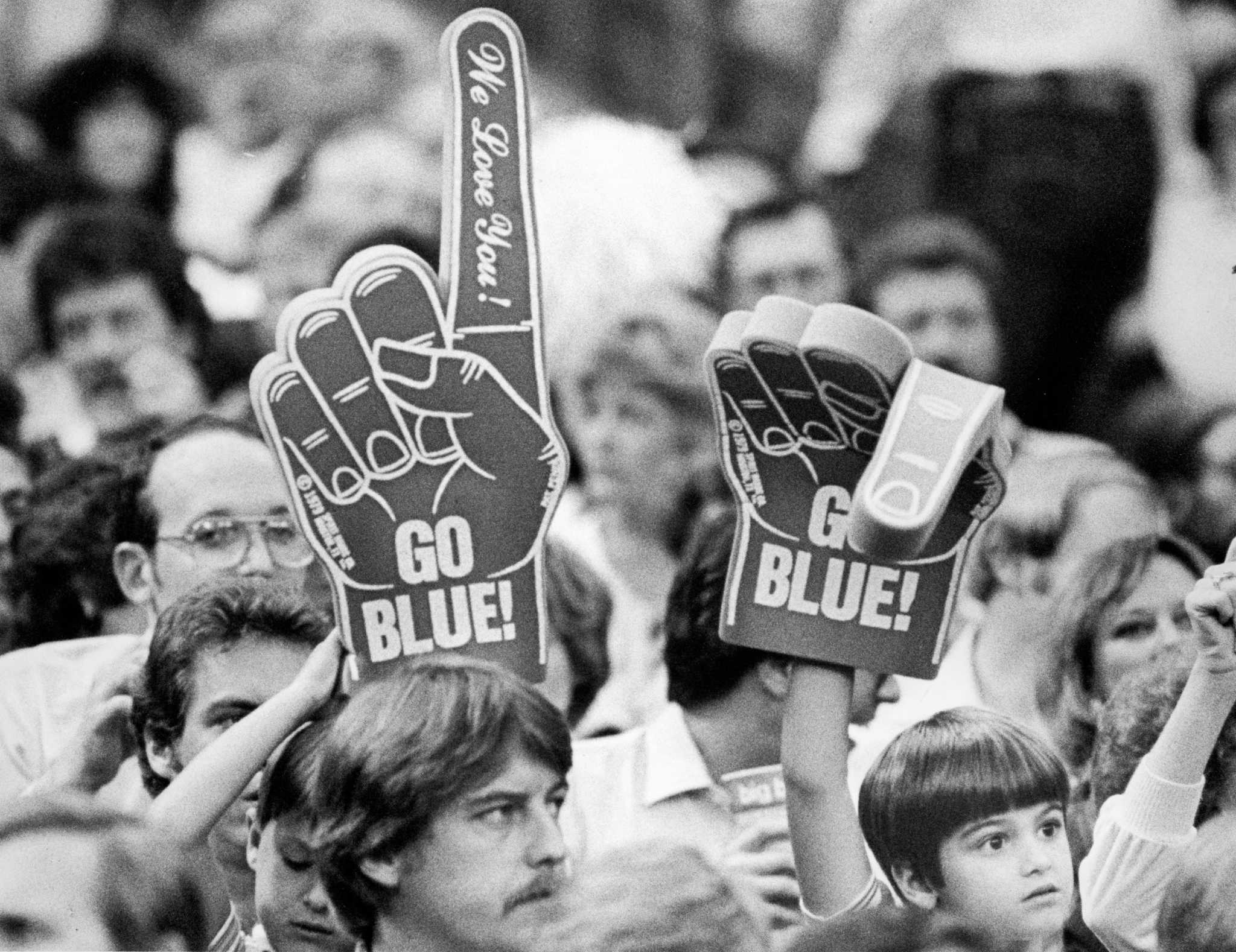 PHOTOS: 'Luv ya Blue' Houston Cougars honor Oilers history with popular  color scheme