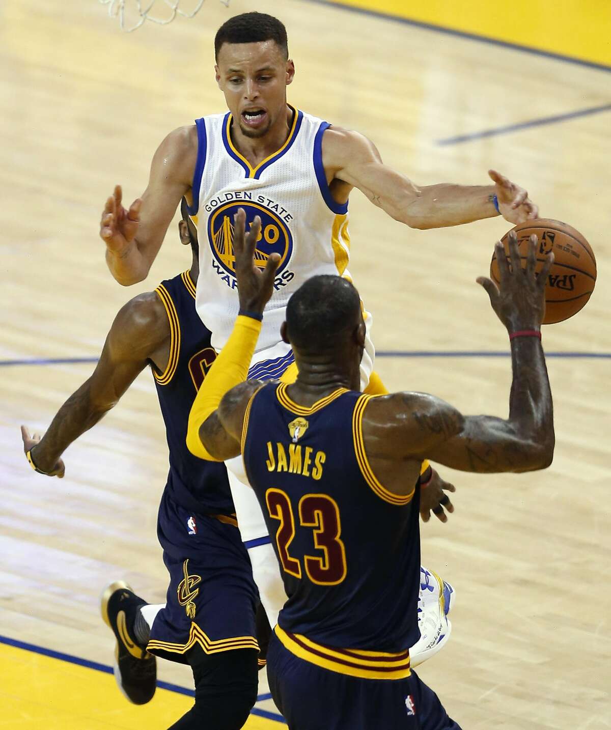 Stephen Curry struggles and Warriors still dispatch Cavs in Game 1