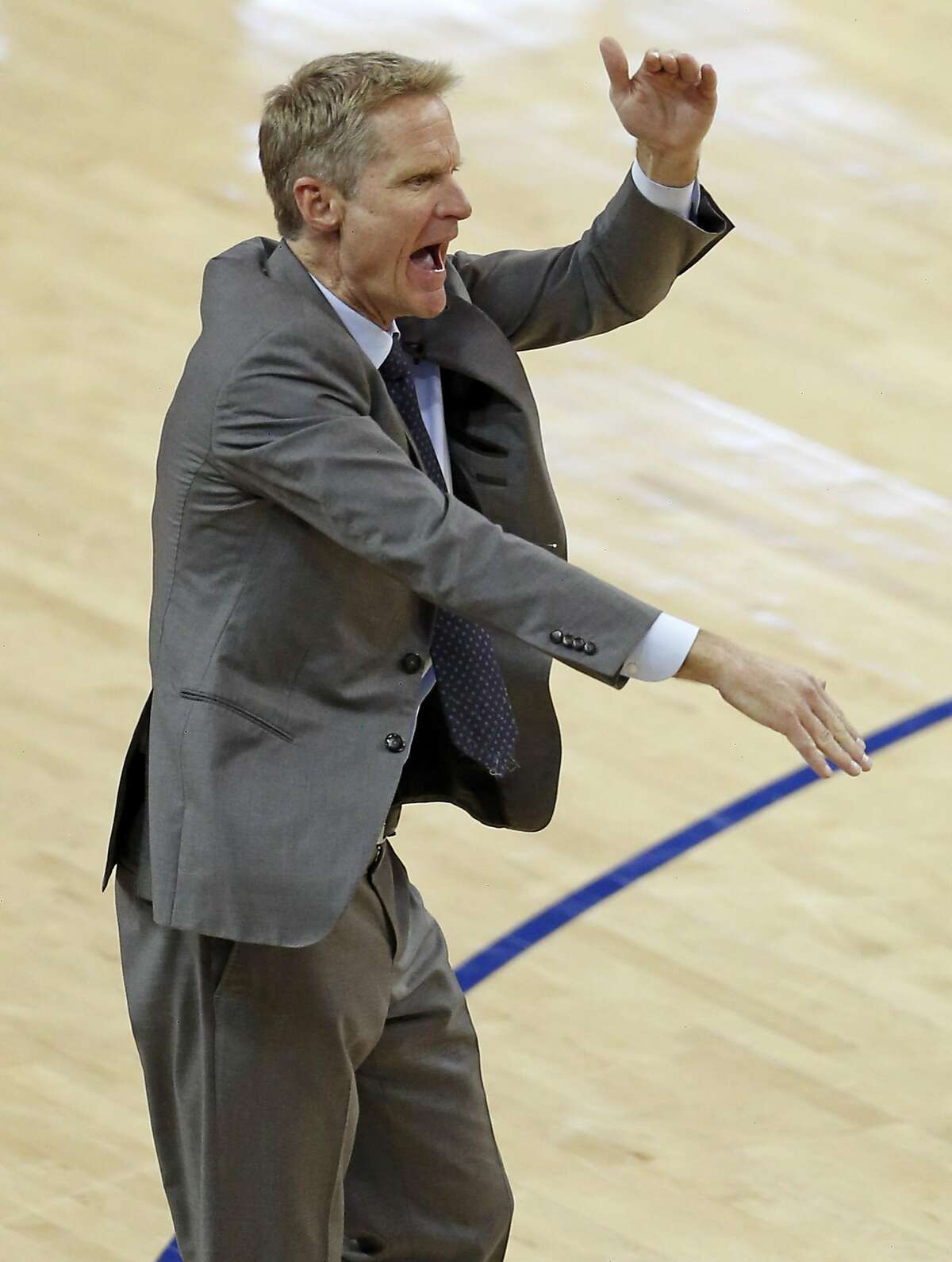 Steve Kerr smashing his clipboard is everything