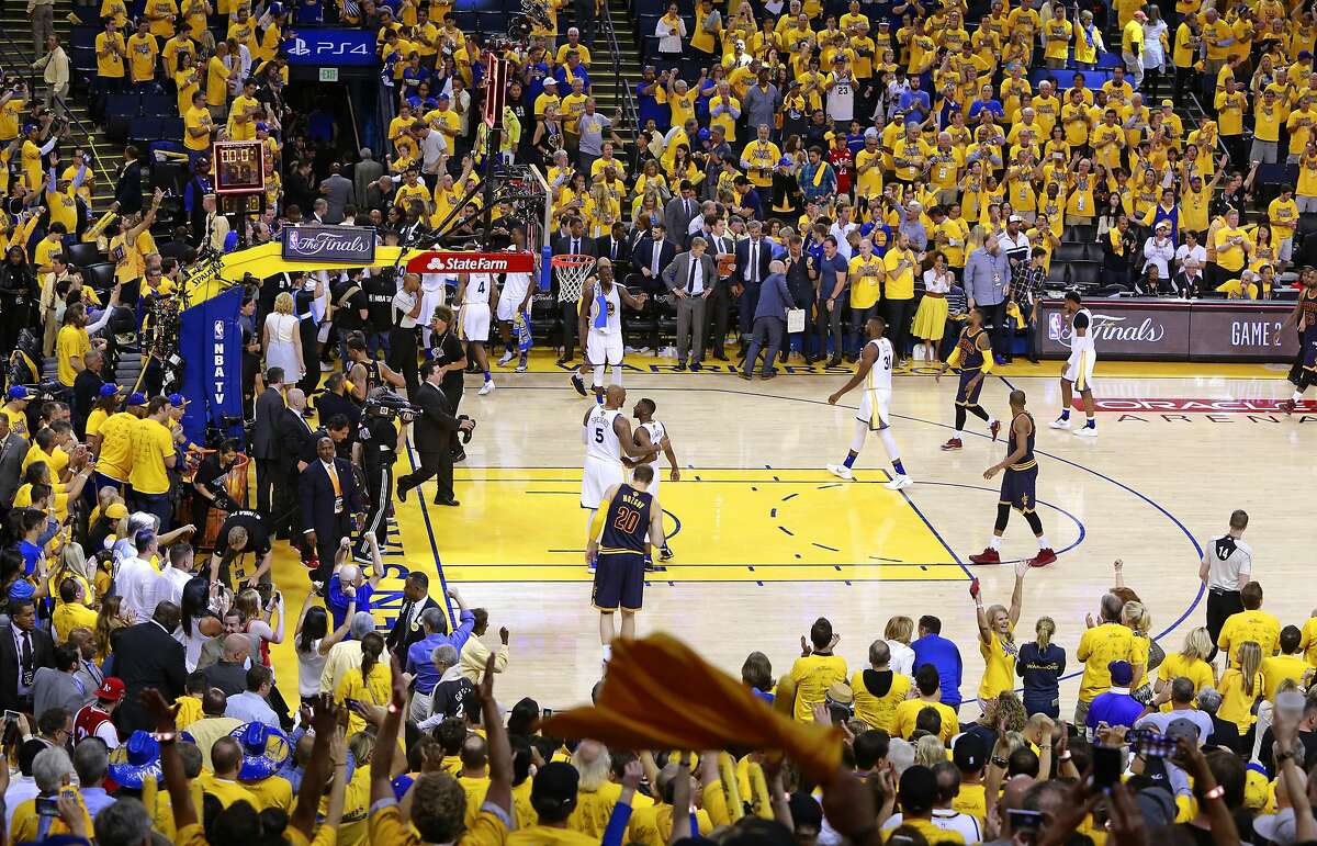 Stephen Curry struggles and Warriors still dispatch Cavs in Game 1