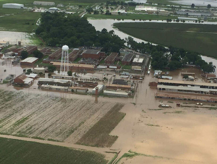 Rising floodwaters prompt prisoner evacuations - Houston Chronicle