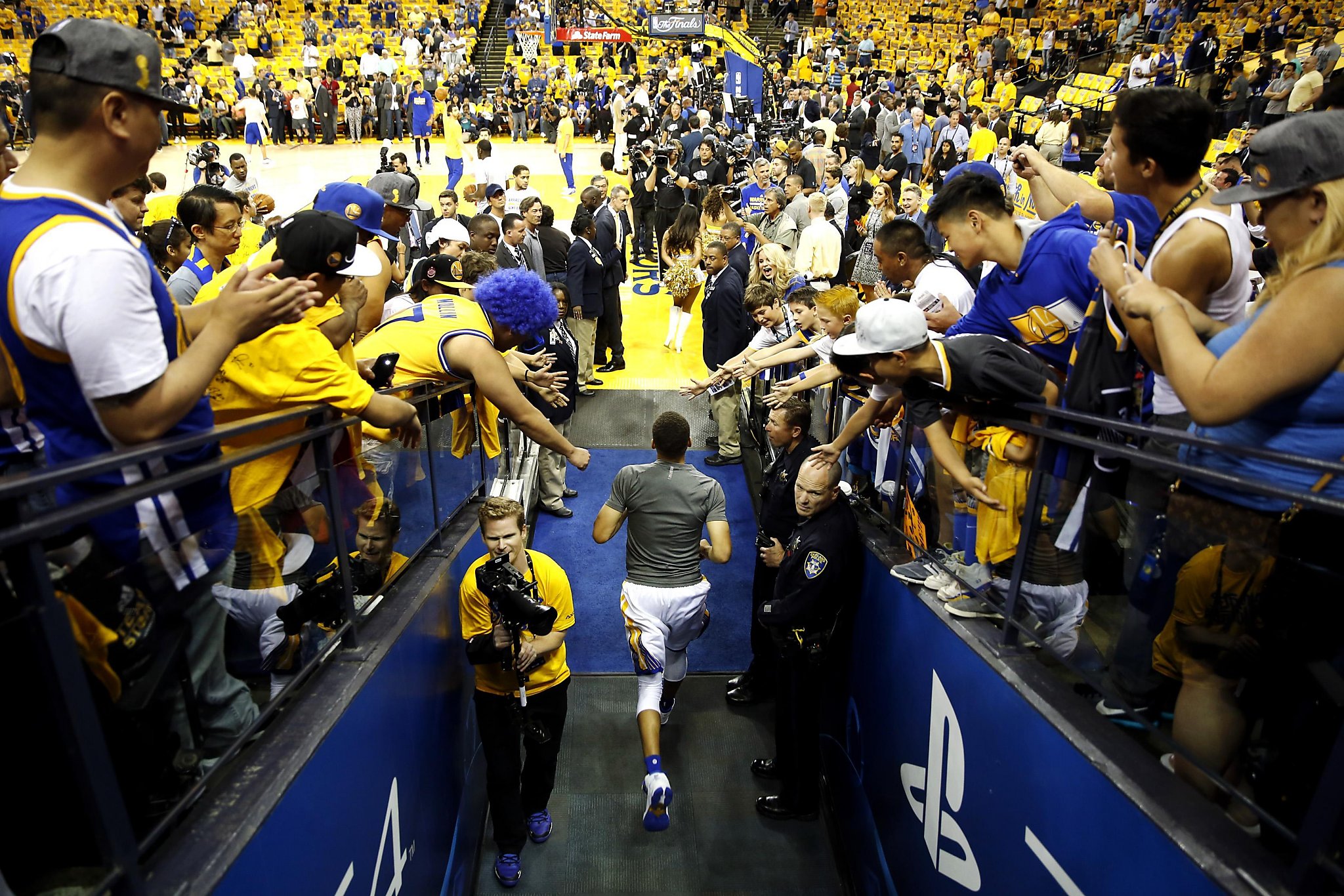 Warriors, a source of regional pride, should stay in Oakland