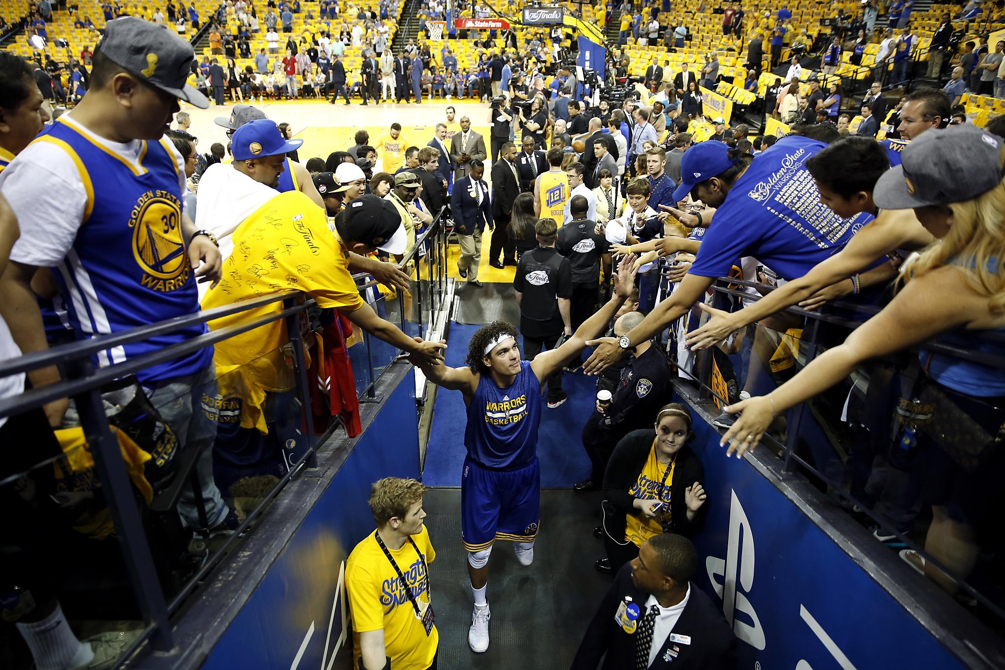 Warriors, a source of regional pride, should stay in Oakland