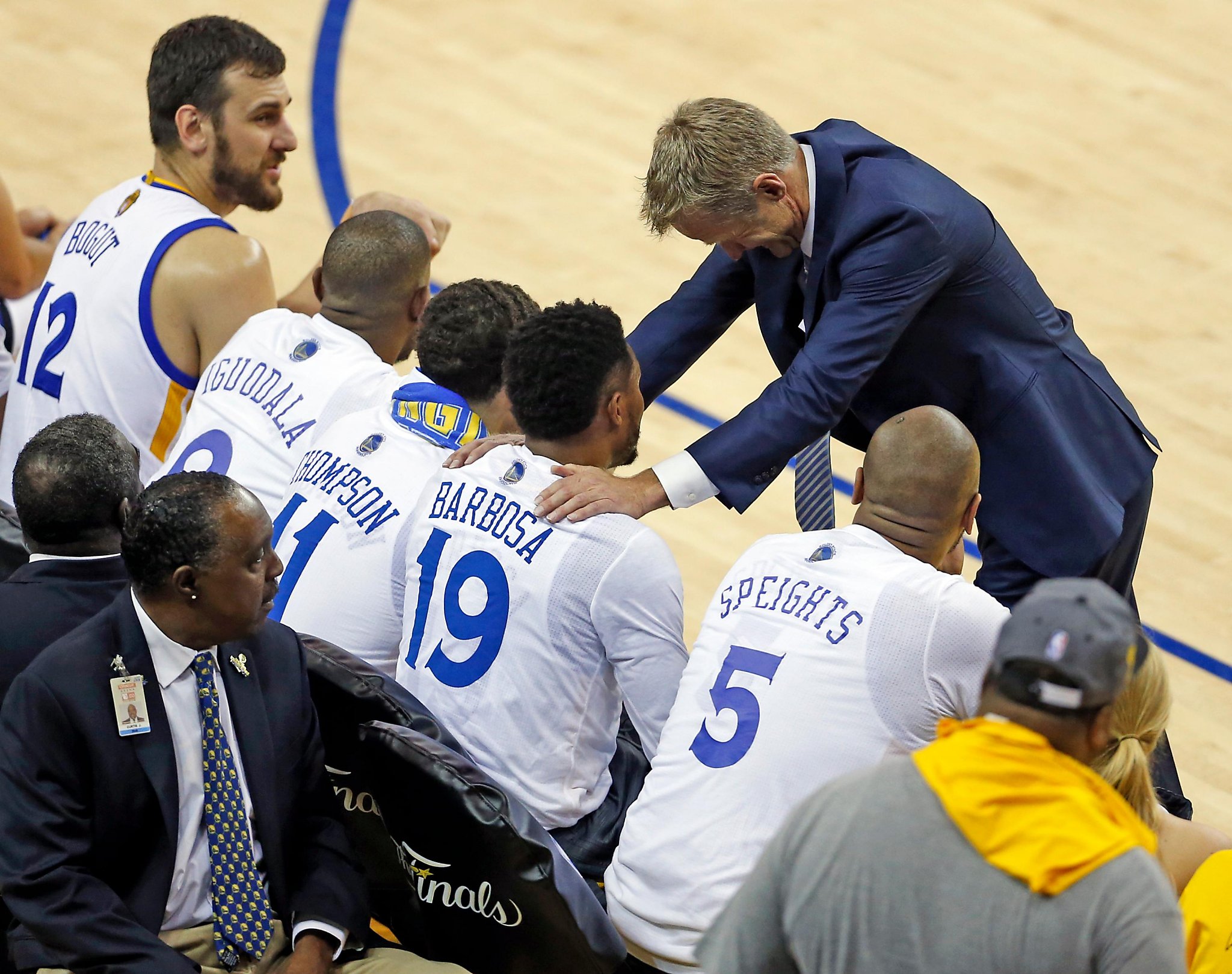 NBA Brasil - 🇧🇷 Leandro Barbosa passando orientações para Stephen Curry.  Esse é o post. #DubNation (Via: Golden State Warriors)