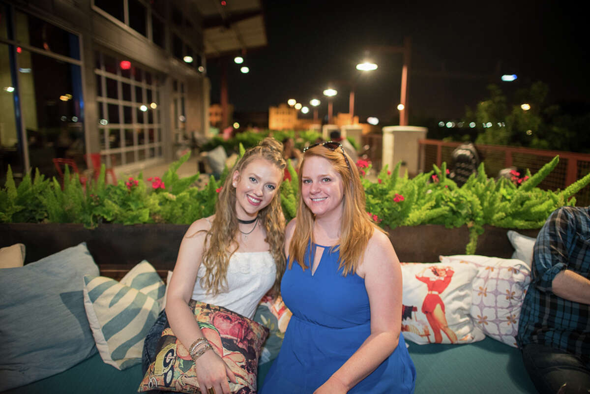 San Antonio's rooftop lounge Paramour set a posh scene for guests who kicked off the week with summer cocktails, grooves from Southtown Vinyl and a spectacular sunset on June 6, 2016.