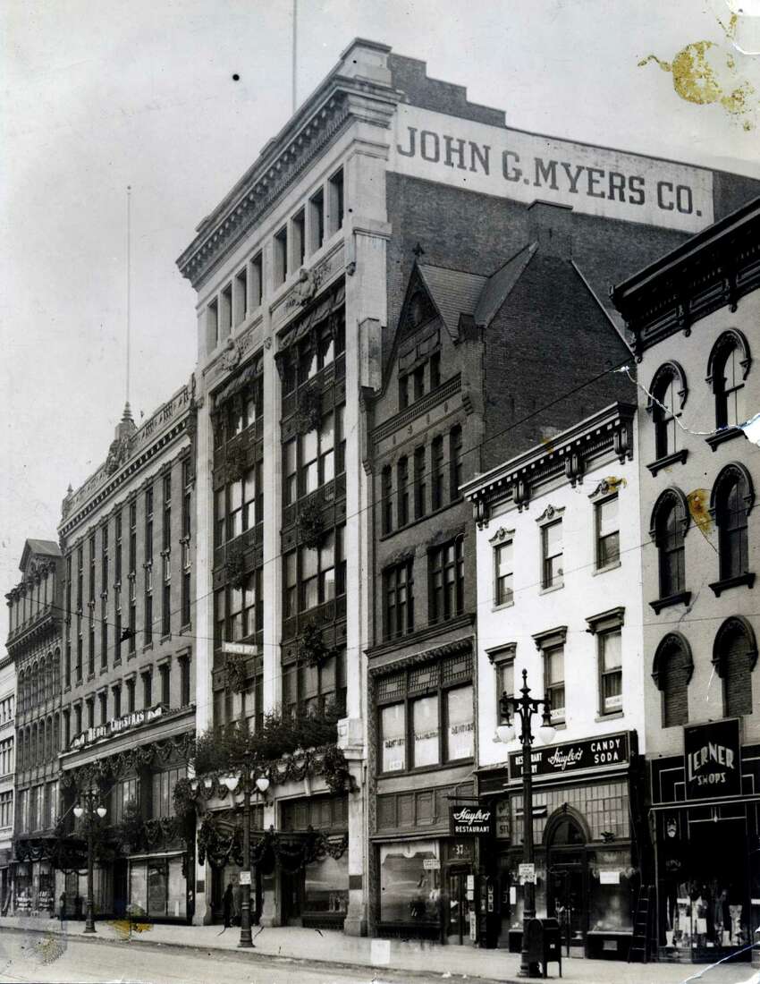 John G. Myers Co. La construction du grand magasin a été achevée en 1909, mais pendant sa construction, le bâtiment s'est effondré, tuant 13 personnes. Le magasin a prospéré dans le centre-ville d'Albany, à travers l'ère des speakeasies et des salles de bal big band et l'expansion du gouvernement de l'État, avant de fermer dans les années 1970. Cette photo date de 1933. (Archives du Times Union)
