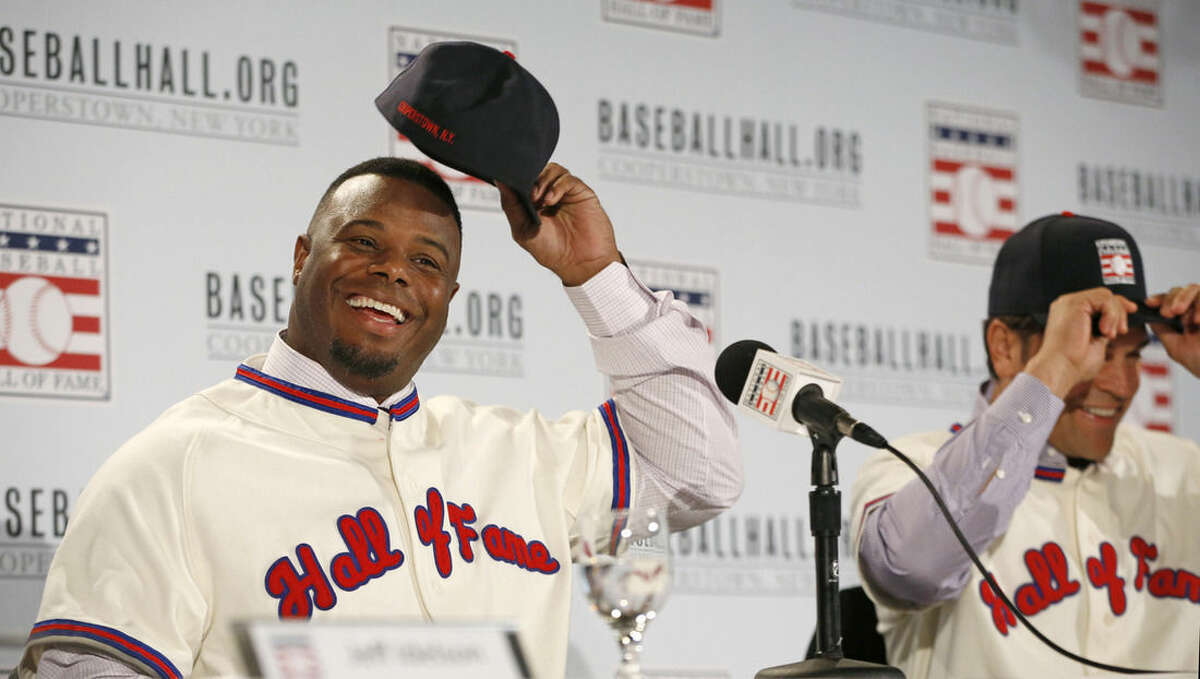 Griffey Jr goes to Hall with Mariners cap; Piazza with Mets 