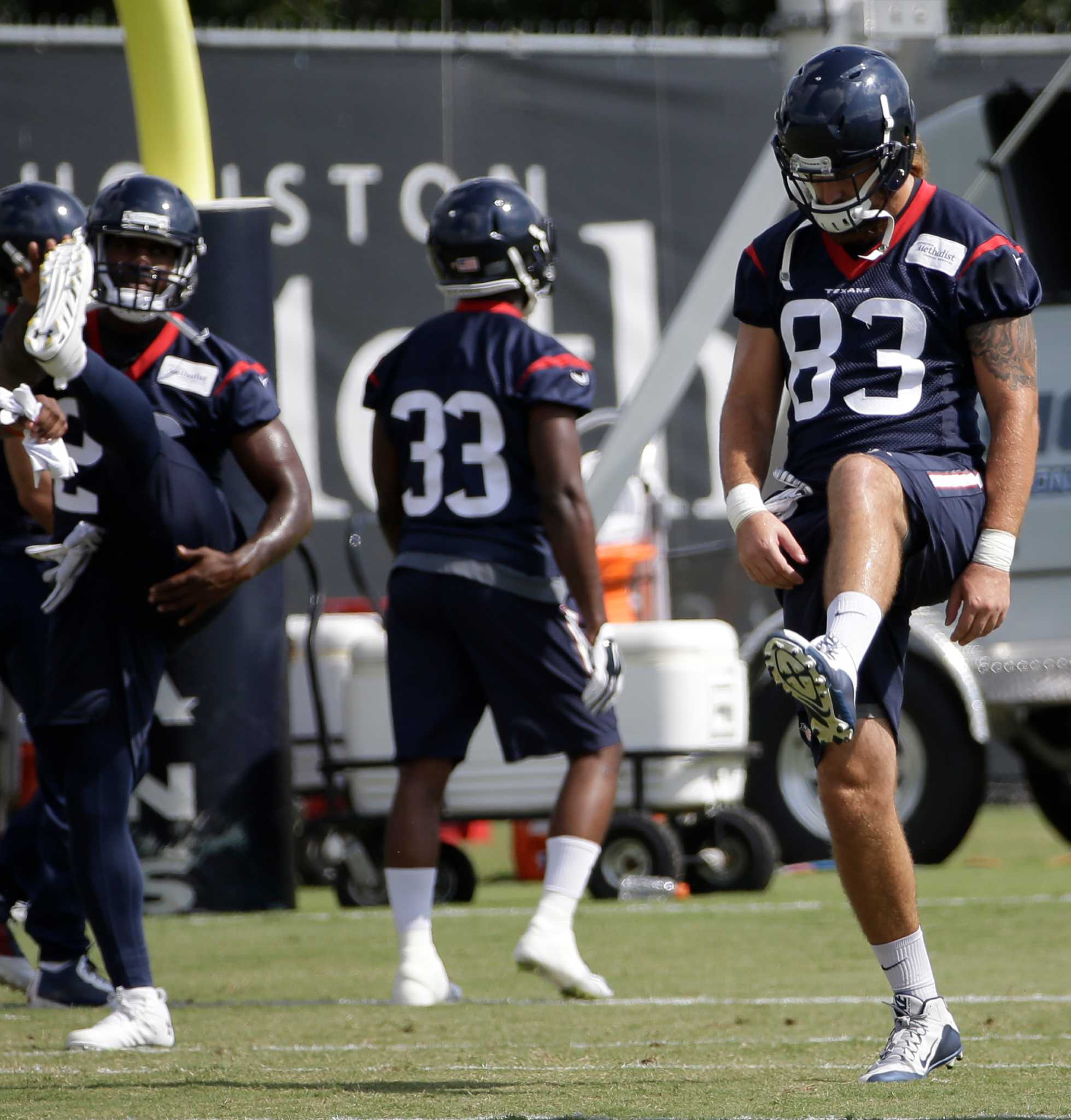 Texans' Jadeveon Clowney salutes ex-teammate Brian Cushing