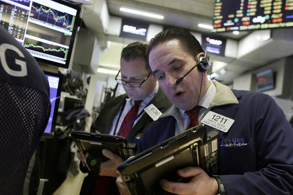 Traders Edward Curran, left, and Tommy Kalikas work on the floor of the New York Stock Exchange, Tuesday, Jan. 19, 2016. U.S. stocks are opening higher, led by gains in banks and technology companies. (AP Photo/Richard Drew)
