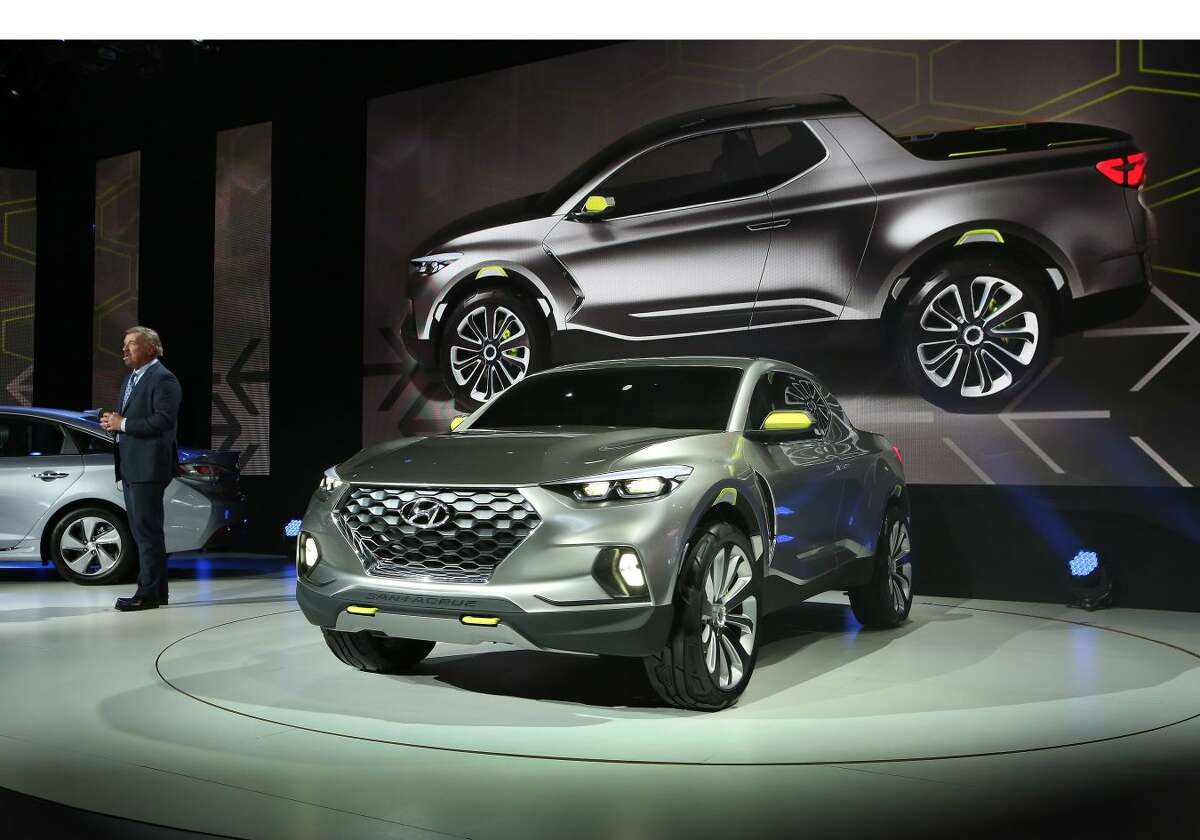 Detroit - January 12, 2015 - Hyundai Product Planning Director Mark Dipko revealed the Santa Cruz Crossover Truck Concept, right, at the North American International Auto Show. Santa Cruz Concept combines truck-bed flexibility with the crossover utility. Santa Cruz Crossover Truck Concept features a tailgate extension that allows bed length to be expanded to a wide range of cargo types and sizes. Its unique, bold design, oversized wheels, five-passenger seating and environmentally-friendly 2.0-liter turbo diesel powertrain appeals to 'Urban Adventurer' Millennial lifestyles. (PRNewsFoto/Hyundai Motor America)