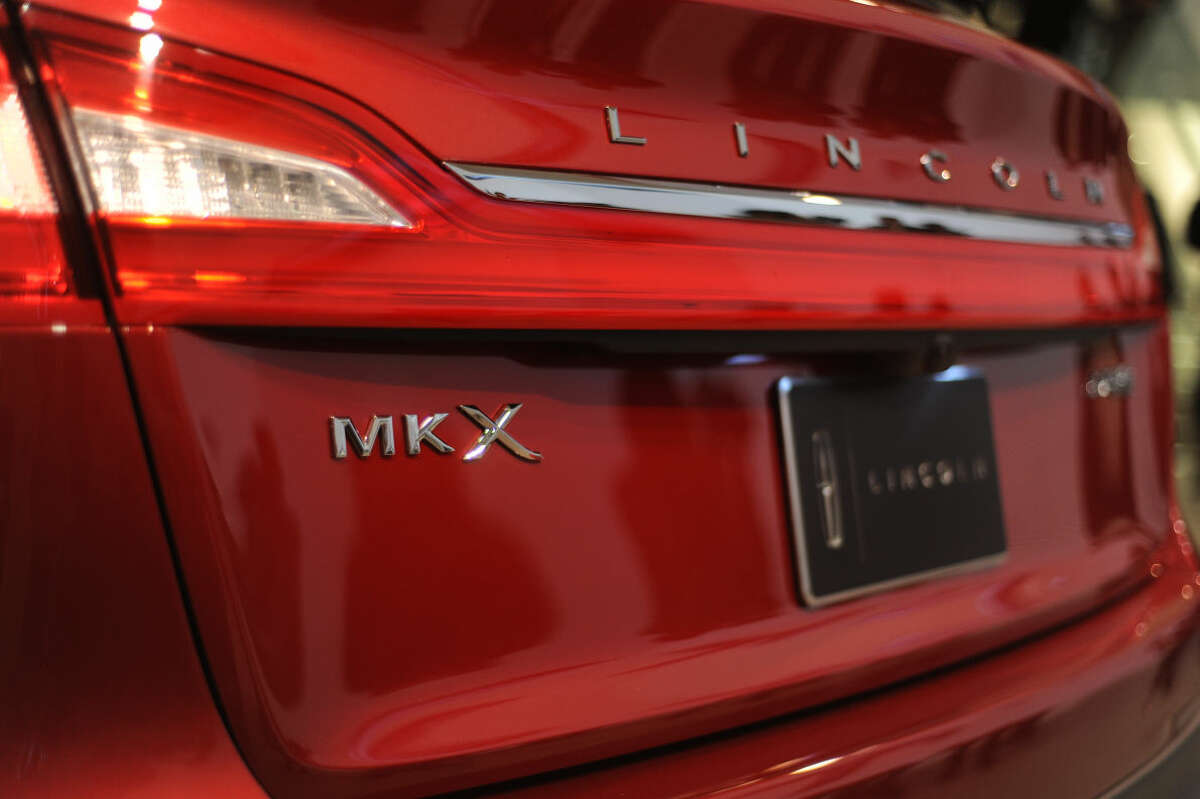 The 2016 Lincoln MKX is unveiled during media previews for the North American International Auto Show in Detroit, Tuesday, Jan. 13, 2015. (AP Photo/The Grand Rapids Press, Tanya Moutzalias) ALL LOCAL TELEVISION OUT; LOCAL TELEVISION INTERNET OUT