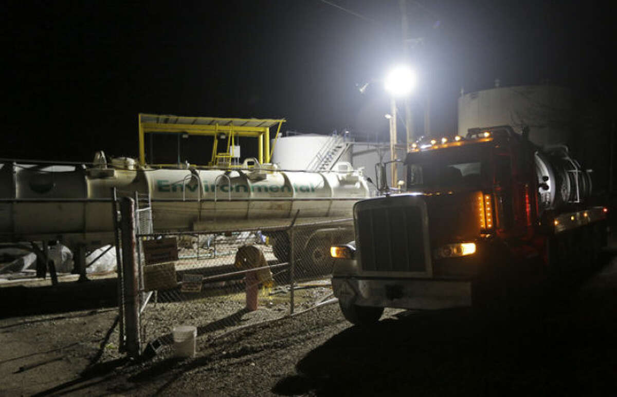 Workers at Freedom Industries continue through the night to empty storage tanks of chemicals into tanker trucks at it's plant in Charleston, Va., Sunday, Jan. 12, 2014. A chemical spill at the company has deprived 300,000 West Virginians of clean tap water for four days.(AP Photo/Steve Helber)