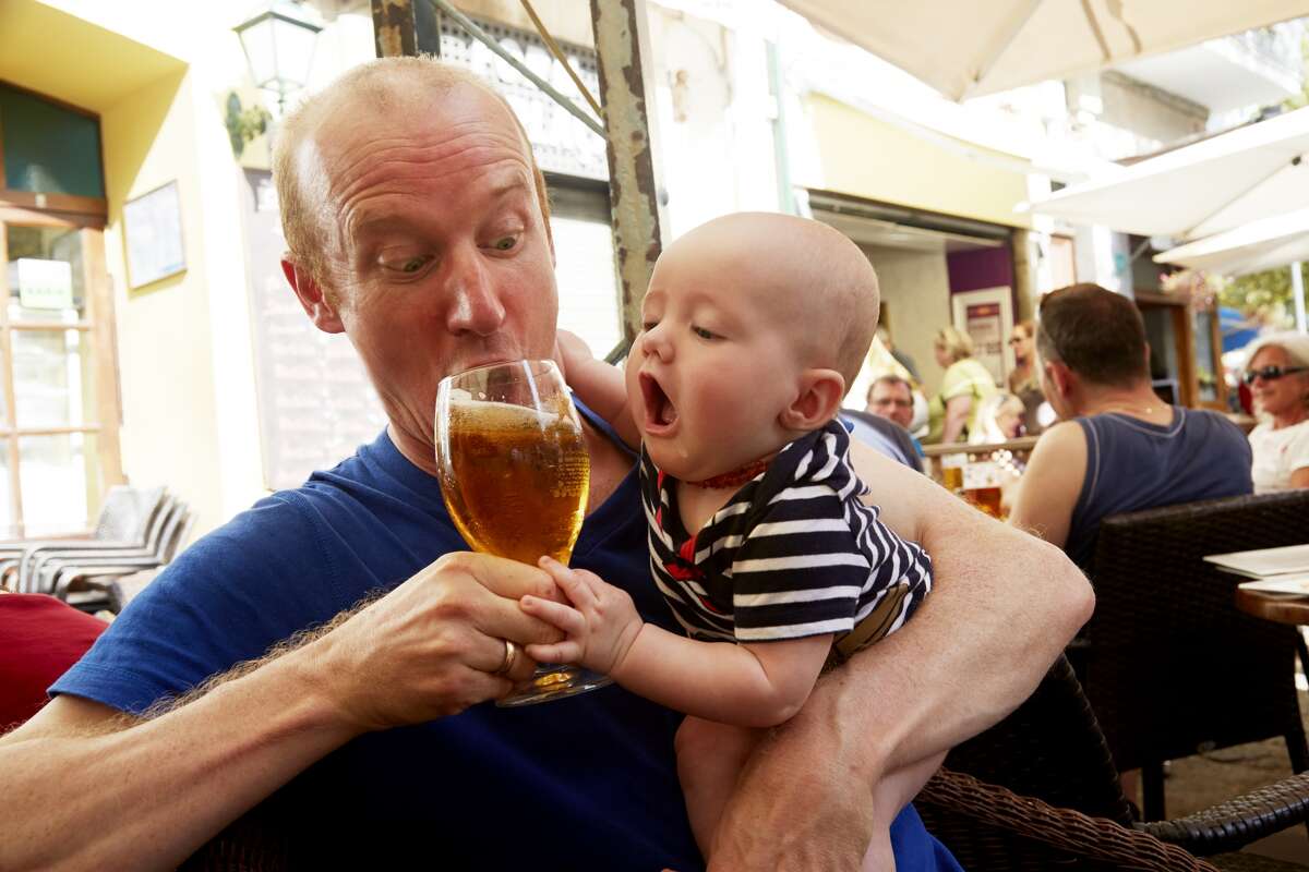Отец с ребенком с пивом