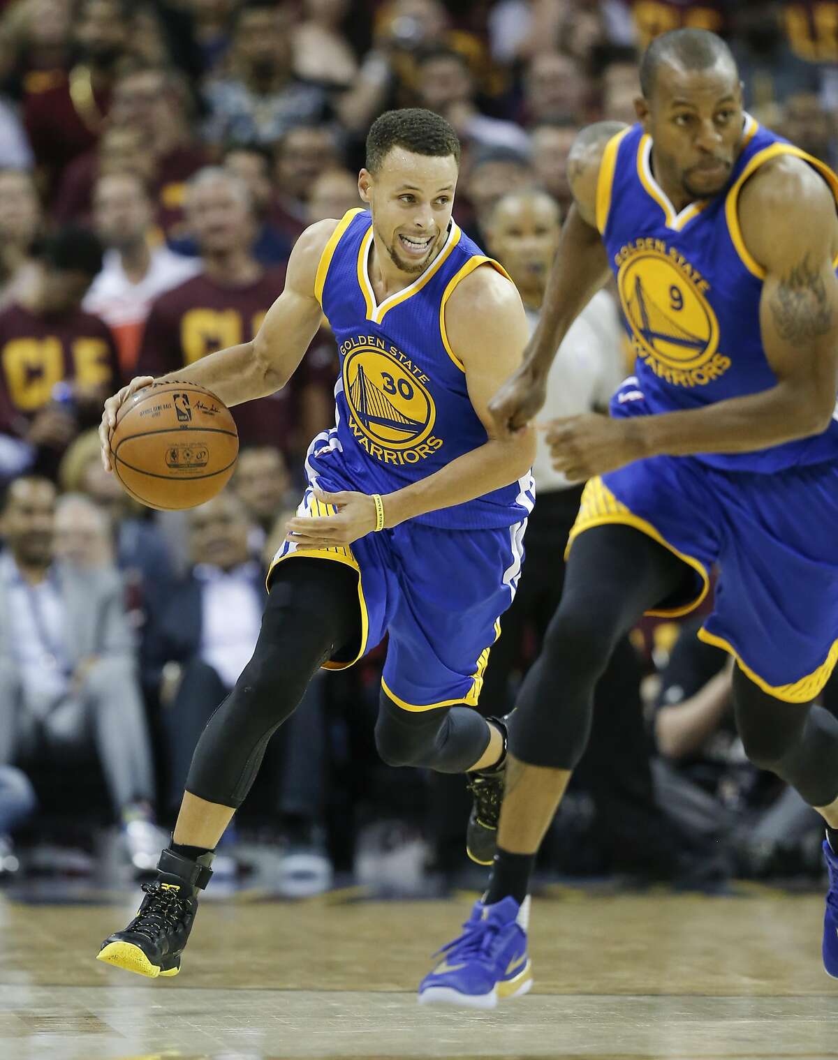 Curry awakens, ushers Warriors to Game 4 win