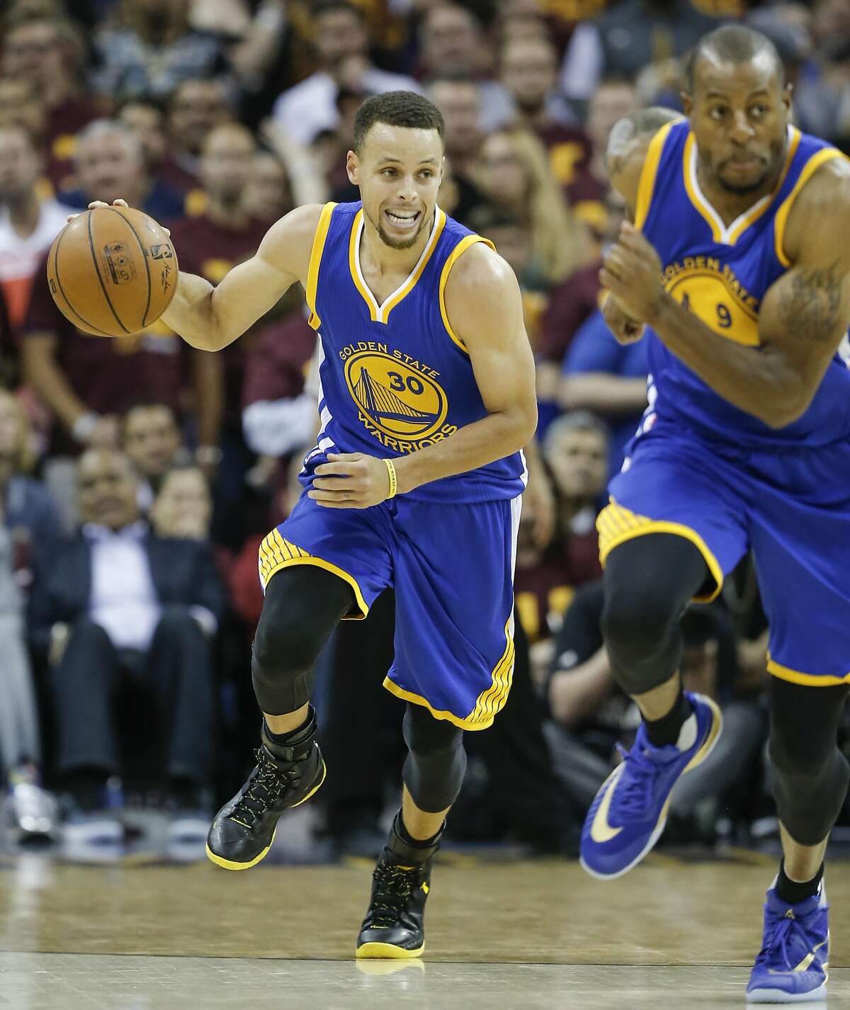 Curry awakens, ushers Warriors to Game 4 win