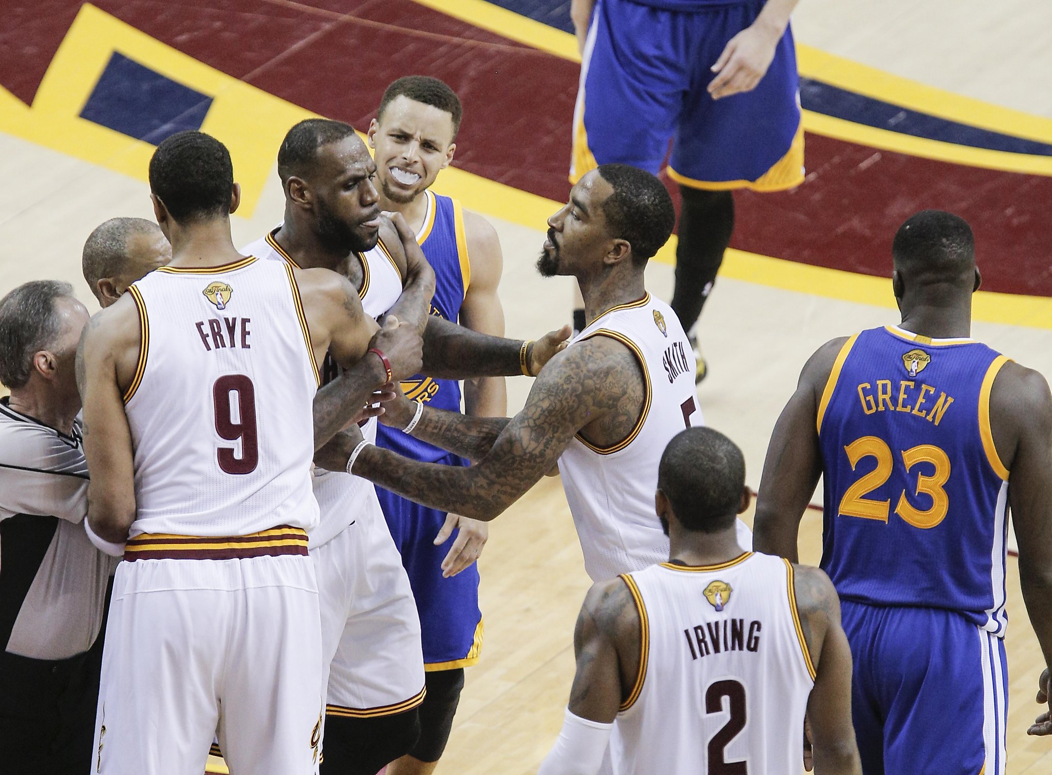 Barkley: Draymond 'morally obligated' to punch LeBron in balls