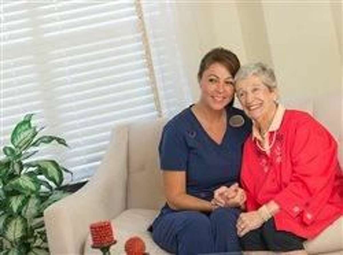 Escasez de profesionales de enfermería crea oportunidades de empleo en comunidades de ancianos
