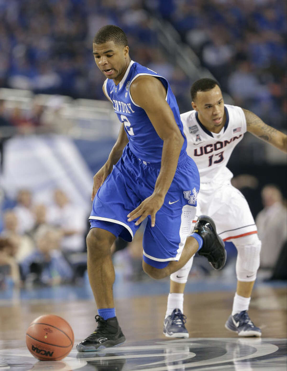 Kentucky guard Aaron Harrison drives up court past Connecticut guard Shabazz Napier, right, during the first half of the NCAA Final Four tournament college basketball championship game Monday, April 7, 2014, in Arlington, Texas. (AP Photo/Eric Gay)