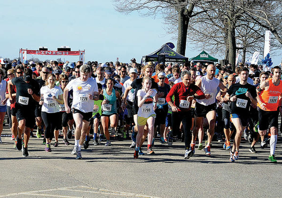 The start of the 6K Minute race at Compo Beach in Westport on Sunday. Hourr photo/Matthew Vinci